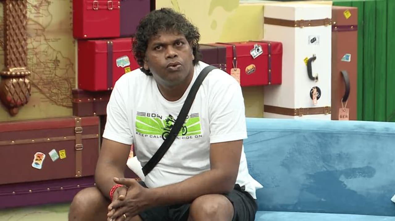 കഴിഞ്ഞ ദിവസങ്ങളില്‍ നിറം മങ്ങിയ നിലയിലായിരുന്നു രജിത്ത് കുമാര്‍. ചെന്ന് പിടിക്കുന്നതൊക്കെ ഊരാകുടുക്കുകള്‍. അതിനിടെ ദിയയെ, കോഴിക്കറി കാര്‍ണവന്മാര്‍ക്ക് കാഴ്ചവയ്ക്കുന്നതും അടുക്കളയിലേക്ക് സാധനങ്ങള്‍ വാങ്ങുന്നതുമായി ബന്ധപ്പെട്ടും സാജു നവോദയ പറ്റിച്ച് വിട്ടപ്പോഴും അടുക്കളയുടെ ക്യാപ്റ്റനായിരുന്നിട്ട് പോലും രജിത്തിന് കാര്യമായ റോളുകള്‍ ഉണ്ടായിരുന്നില്ല. ഈ നിര്‍ണ്ണായക സമയത്താണ് അസുഖം വന്ന് പോയവരില്‍ ഒരാള്‍ തിരിച്ചെത്തുന്നതായി ബിഗ് ബോസ് പ്രഖ്യാപിച്ചത്.