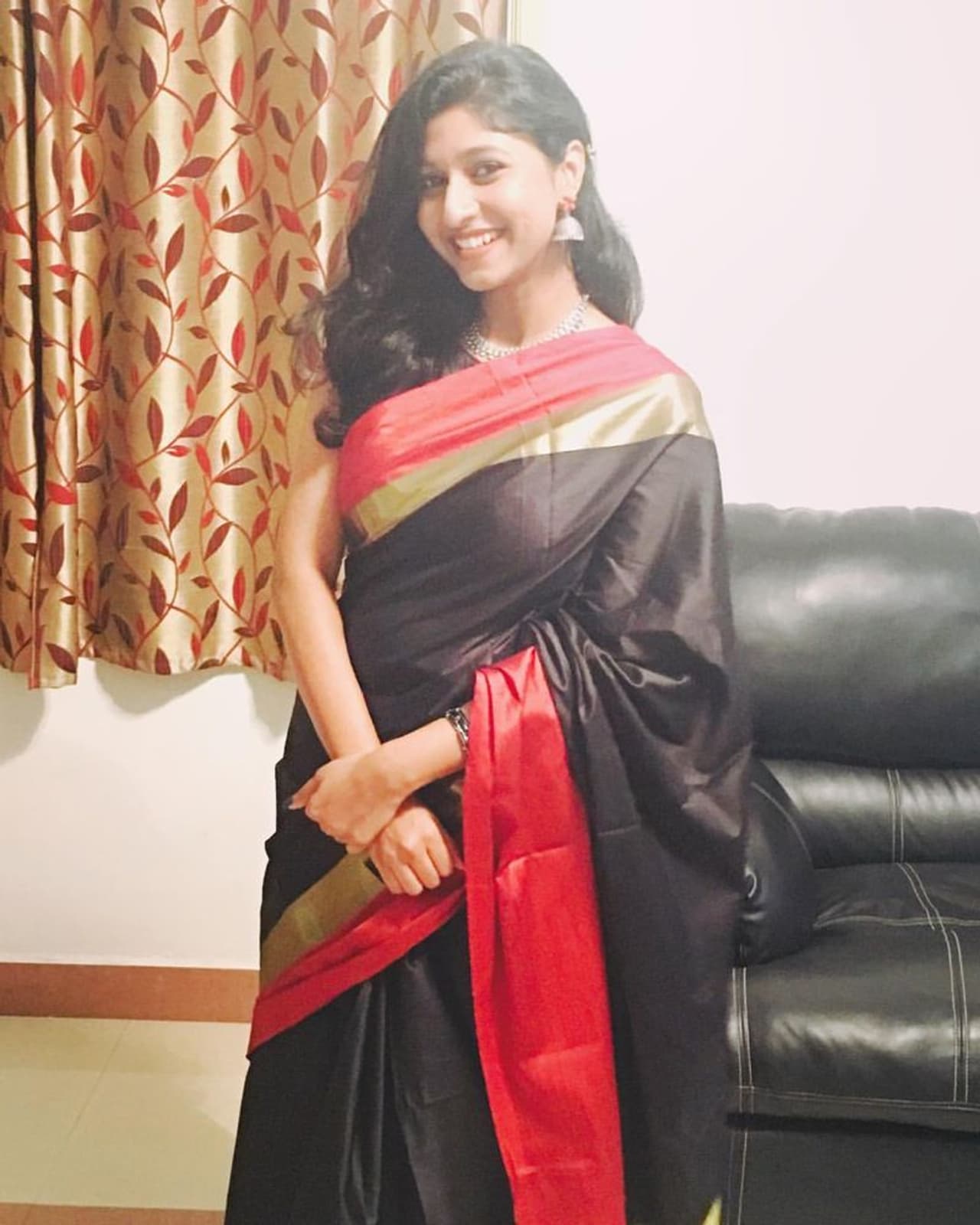 கறுப்பு நிற புடவையில் அசத்தல் புன்னகை