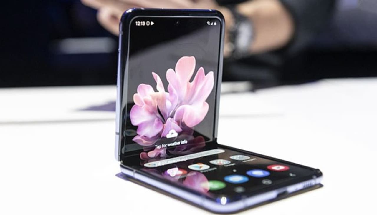 सॅमसंगचा फ्लिप फोन ५० हजार रुपयांनी स्वस्त, ग्राहकांच्या या साईटवर पडल्या उड्या सॅमसंगचा फ्लिप फोन ५० हजार रुपयांनी स्वस्त, ग्राहकांच्या या साईटवर पडल्या उड्या