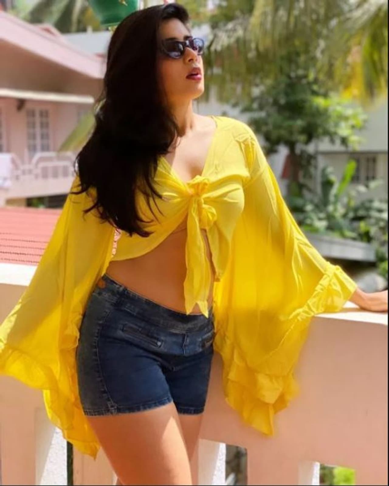 ఆమె ఫొటోలు చూసిన వారు ఎలా ఉందంటే ఒక ఏంజిల్ హాలిడే వెకేషన్ కోసం భూమిమీదకు వచ్చి ఒక ఫోటో షూట్ చేసి నట్టు అనిపిస్తోందంటూ కామెంట్స్ చేస్తున్నారు. ఆమె అందాలను కారాగారంలో బంధించిన డ్రస్ లను నెటిజనులు తిట్టుకుంటున్నారు. ఆమె ఫొటోలు చూసిన వారు ఎలా ఉందంటే ఒక ఏంజిల్ హాలిడే వెకేషన్ కోసం భూమిమీదకు వచ్చి ఒక ఫోటో షూట్ చేసి నట్టు అనిపిస్తోందంటూ కామెంట్స్ చేస్తున్నారు. ఆమె అందాలను కారాగారంలో బంధించిన డ్రస్ లను నెటిజనులు తిట్టుకుంటున్నారు.