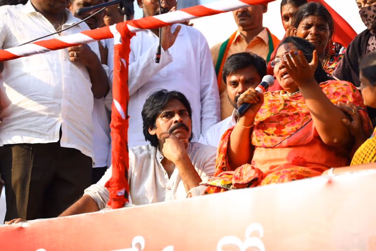 సుగాలి ప్రీతి తల్లి మాటలను శ్రద్దగా వింటున్న పవన్ కల్యాణ్