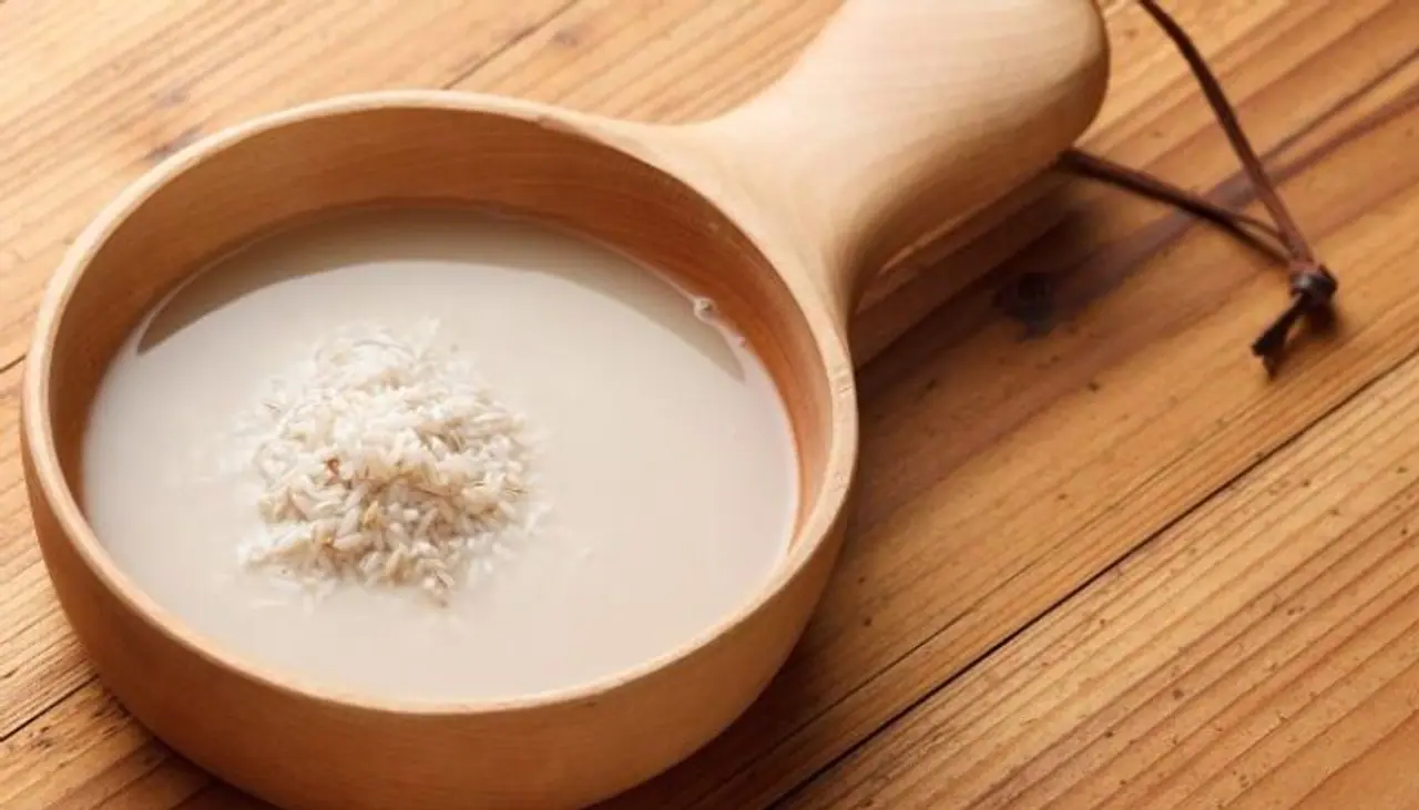 <p>ಶತಮಾನಗಳಿಂದ, ಏಷ್ಯನ್ ಸಂಸ್ಕೃತಿಗಳು ಸುಂದರವಾದ ಚರ್ಮ ಮತ್ತು ಕೂದಲಿಗೆ ಅಕ್ಕಿ ನೀರನ್ನು ಬಳಸುತ್ತಿವೆ. &nbsp;ಜಪಾನಿನ ಮಹಿಳೆಯರು ಪ್ರತಿದಿನ ತಮ್ಮ ಕೂದಲನ್ನು ತೊಳೆಯಲು ಅಕ್ಕಿ ನೀರನ್ನು ಬಳಸುತ್ತಿದ್ದಾರೆ. ಈ ಪ್ರಾಚೀನ ಸೌಂದರ್ಯ ರಹಸ್ಯವು ಚರ್ಮ ಮತ್ತು ಕೂದಲಿನ ತೊಂದರೆಗಳನ್ನು ಪರಿಹರಿಸಲು ಸರಳ ಮತ್ತು ಪರಿಣಾಮಕಾರಿ ಮನೆಮದ್ದುಗಳಲ್ಲಿ ಒಂದಾಗಿ ವಿಶ್ವದಾದ್ಯಂತ ಶೀಘ್ರವಾಗಿ ಜನಪ್ರಿಯತೆಯನ್ನು ಗಳಿಸುತ್ತಿದೆ. ಇದನ್ನು ಪ್ರಯತ್ನಿಸಲು ಬಯಸುವಿರಾ? ಮೊದಲು ಅಕ್ಕಿ ನೀರನ್ನು ಹೇಗೆ ತಯಾರಿಸಬೇಕೆಂದು ಕಲಿಯಿರಿ.</p>