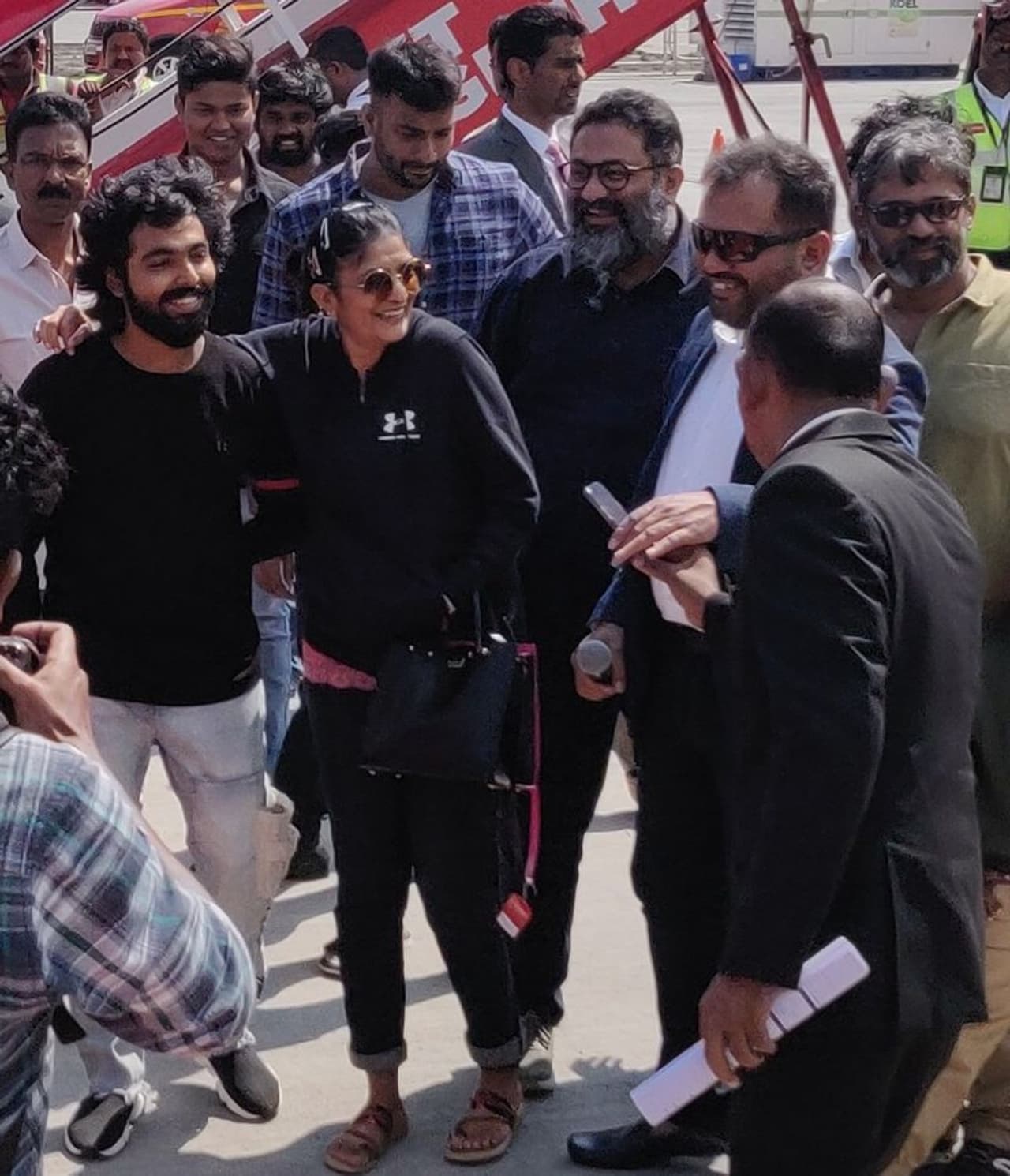 <p>தமிழ் சினிமாவில் பெண் இயக்குநர்கள் என்பதே அரிதான விஷயமாக உள்ள நிலையில், தனக்கென தனி இடம் பிடித்து. வெற்றி மேல் வெற்றியாக குவித்து வருகிறார் இயக்குநர் சுதா கொங்கரா. </p> <p>தமிழ் சினிமாவில் பெண் இயக்குநர்கள் என்பதே அரிதான விஷயமாக உள்ள நிலையில், தனக்கென தனி இடம் பிடித்து. வெற்றி மேல் வெற்றியாக குவித்து வருகிறார் இயக்குநர் சுதா கொங்கரா. </p>