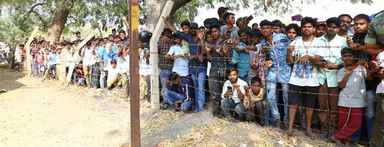 పవన్ కల్యాణ్ రాకకోసం ఎదురుచూస్తున్న ఎమ్మిగనూరు ప్రజలు