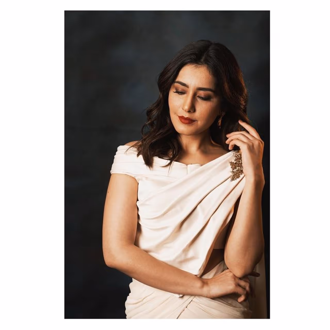 (Courtesy: Instagram)రాశి ఖన్నా టాలీవుడ్ లో ఊహలు గుసగుసలాడే చిత్రంతో హీరోయిన్ ఎంట్రీ ఇచ్చింది.