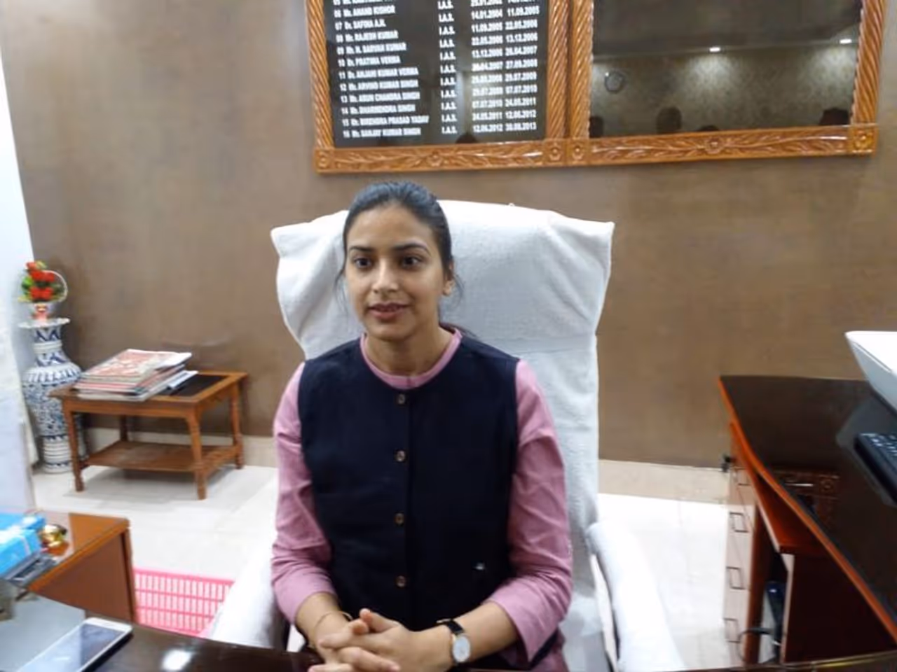 ಇದು ಬಿಹಾರದ ಶೇಖ್ ಪುರದ IAS ಅಧಿಕಾರಿ ಹಾಗೂ ಡಿಎಂ ಇನಾಯತ್ ಖಾನ್ ಕತೆ. ಇನಾಯತ್ ಪುಲ್ವಾಮಾ ದಾಳಿ ಬಳಿಕ ಹುತಾತ್ಮರ ಹೆಣ್ಣು ಮಕ್ಕಳನ್ನು ದತ್ತುಪಡೆದು ಸದ್ದು ಮಾಡಿದ್ದರು.