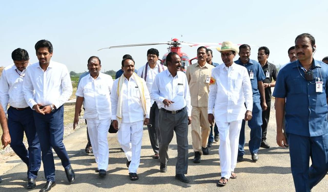 హెలిప్యాడ్ వద్ద ముఖ్యమంత్రికి ఘనస్వాగతం పలికిన మంత్రులు, అధికారులు హెలిప్యాడ్ వద్ద ముఖ్యమంత్రికి ఘనస్వాగతం పలికిన మంత్రులు, అధికారులు