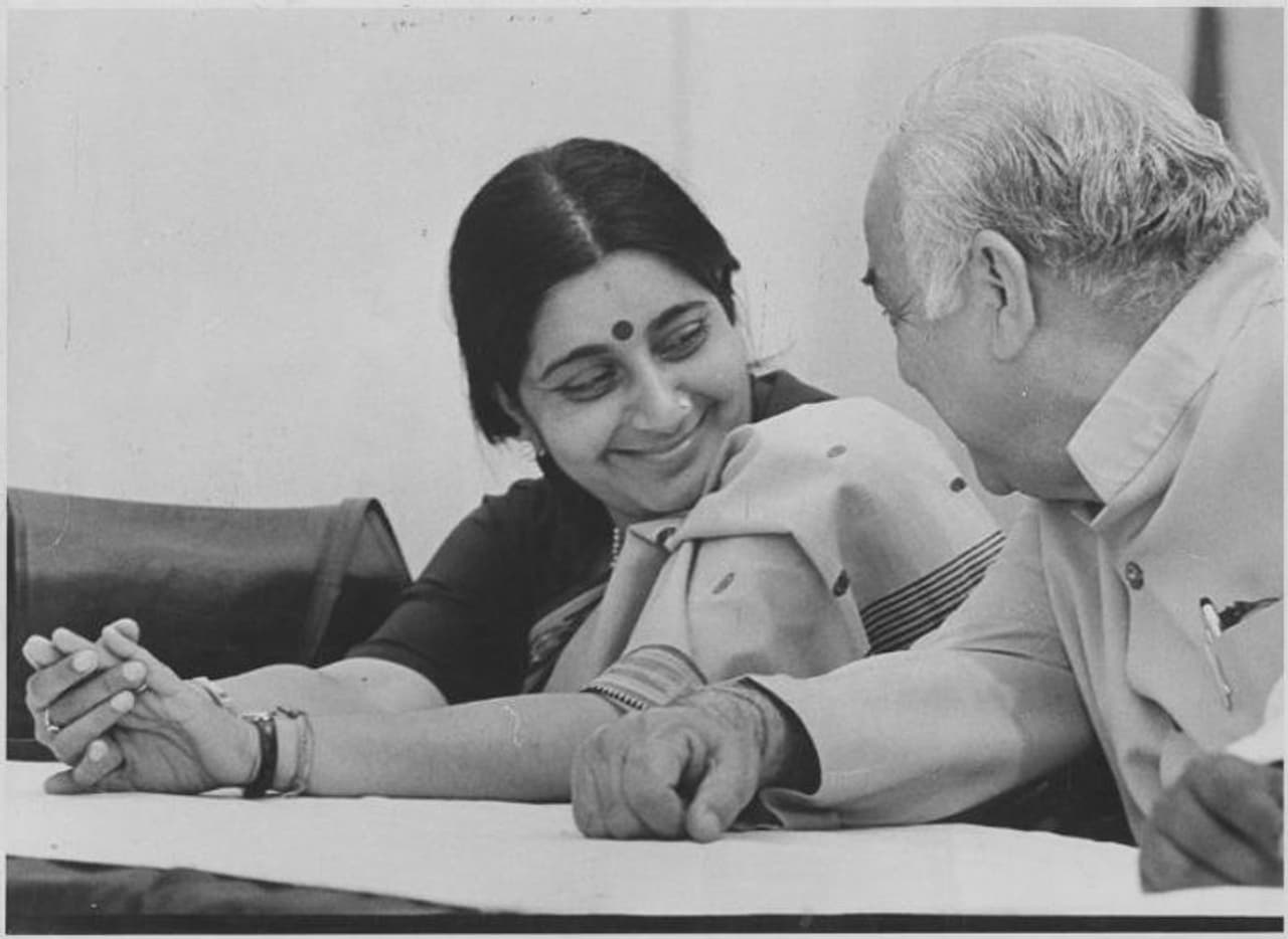 BJP leaders Sushma Swaraj and Madan Lal Khurana talking to each other during a Press Conference at the party office in New Delhi on May 9, 1995. (Photo by Prakash Singh/Hindustan Times via Getty Images)