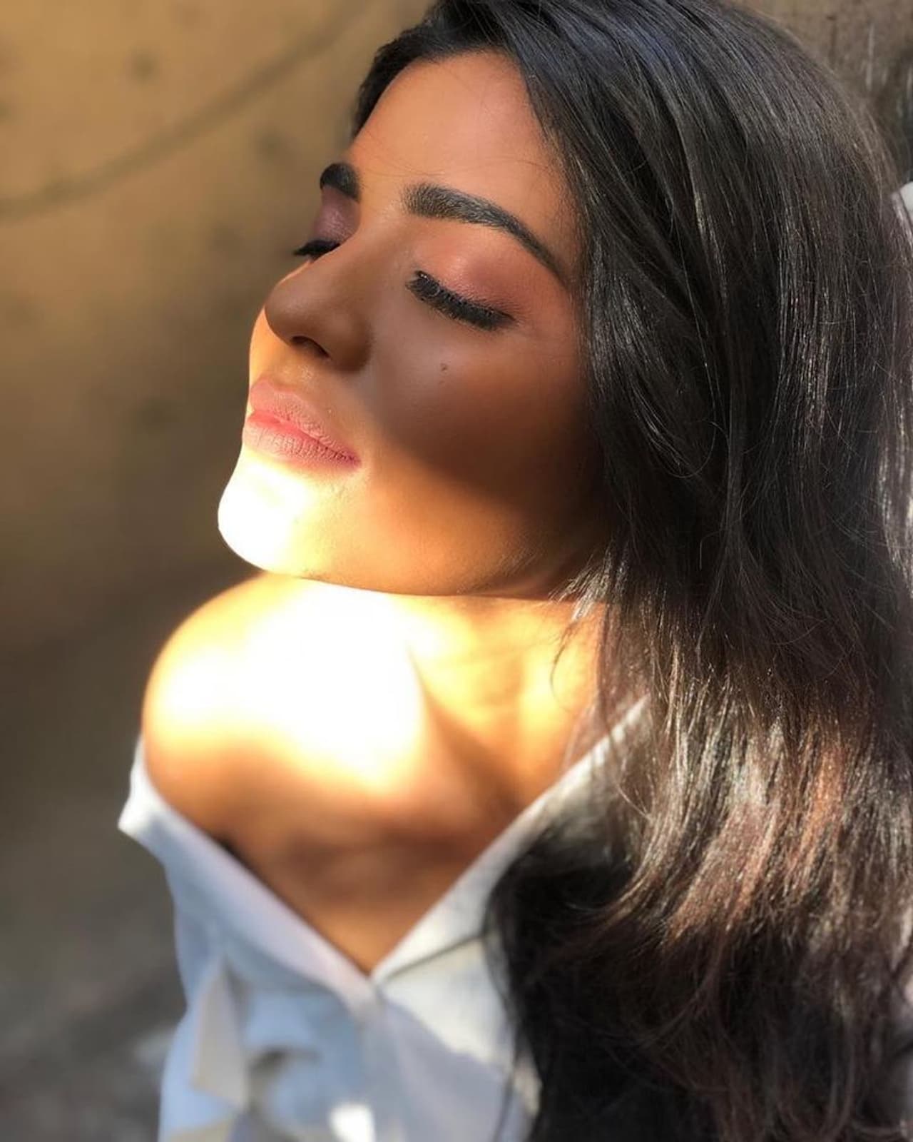 సౌత్ సినిమా ఇండస్ట్రీలో ప్రస్తుతం అందరిని ఎక్కువగా ఆకర్షిస్తున్న బ్యూటీ ఐశ్వర్య రాజేష్. న్యాచురల్ గా కనిపించే ఈ బ్యూటీకి సోషల్ మీడియాలో ఫాలోవర్స్ గట్టిగానే ఉన్నారు. సౌత్ సినిమా ఇండస్ట్రీలో ప్రస్తుతం అందరిని ఎక్కువగా ఆకర్షిస్తున్న బ్యూటీ ఐశ్వర్య రాజేష్. న్యాచురల్ గా కనిపించే ఈ బ్యూటీకి సోషల్ మీడియాలో ఫాలోవర్స్ గట్టిగానే ఉన్నారు.