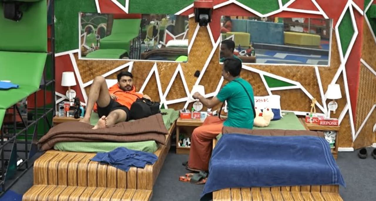 ബിഗ് ബോസ് പ്ലസില് ഇന്നലെ ഉണ്ടായിരുന്നത് പവനെ തന്റെ വരുതിയില് നിര്ത്താന് നോക്കുന്ന രജിത്തും. ഫുക്രുവിനെ രജിത്തിന്റെ സുഹൃത്താക്കാന് ശ്രമിക്കുന്ന പവനെയുമാണ്. ഇന്നലത്തെ പ്ലസ് തുടക്കത്തില് തന്നെ ഫുക്രു പാവമാണെന്ന് വാദിക്കുന്ന പവനാണ് രംഗത്ത്, കേള്വിക്കാരനായി രജിത്തും. ബിഗ് ബോസ് പ്ലസില് ഇന്നലെ ഉണ്ടായിരുന്നത് പവനെ തന്റെ വരുതിയില് നിര്ത്താന് നോക്കുന്ന രജിത്തും. ഫുക്രുവിനെ രജിത്തിന്റെ സുഹൃത്താക്കാന് ശ്രമിക്കുന്ന പവനെയുമാണ്. ഇന്നലത്തെ പ്ലസ് തുടക്കത്തില് തന്നെ ഫുക്രു പാവമാണെന്ന് വാദിക്കുന്ന പവനാണ് രംഗത്ത്, കേള്വിക്കാരനായി രജിത്തും.