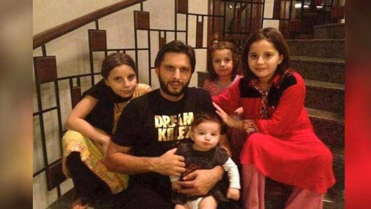 ಪಾಕಿಸ್ತಾನ ಕ್ರಿಕೆಟಿಗ ಶಾಹಿದ್ ಅಫ್ರಿದಿ ಮನೆಗೆ 5ನೇ ಹೆಣ್ಣು ಮಗು ಪಾಕಿಸ್ತಾನ ಕ್ರಿಕೆಟಿಗ ಶಾಹಿದ್ ಅಫ್ರಿದಿ ಮನೆಗೆ 5ನೇ ಹೆಣ್ಣು ಮಗು