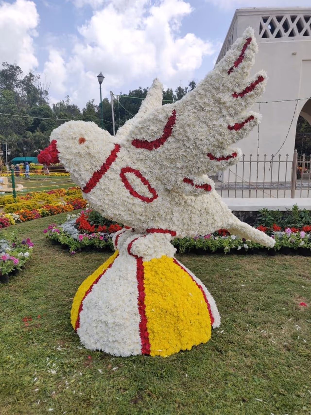 ಬಿಳಿ, ಕೆಂಪು ಹೂಗಳಲ್ಲಿ ಮೂಡಿಬಂದಿರುವ ಪಕ್ಷಿ ಬಿಳಿ, ಕೆಂಪು ಹೂಗಳಲ್ಲಿ ಮೂಡಿಬಂದಿರುವ ಪಕ್ಷಿ