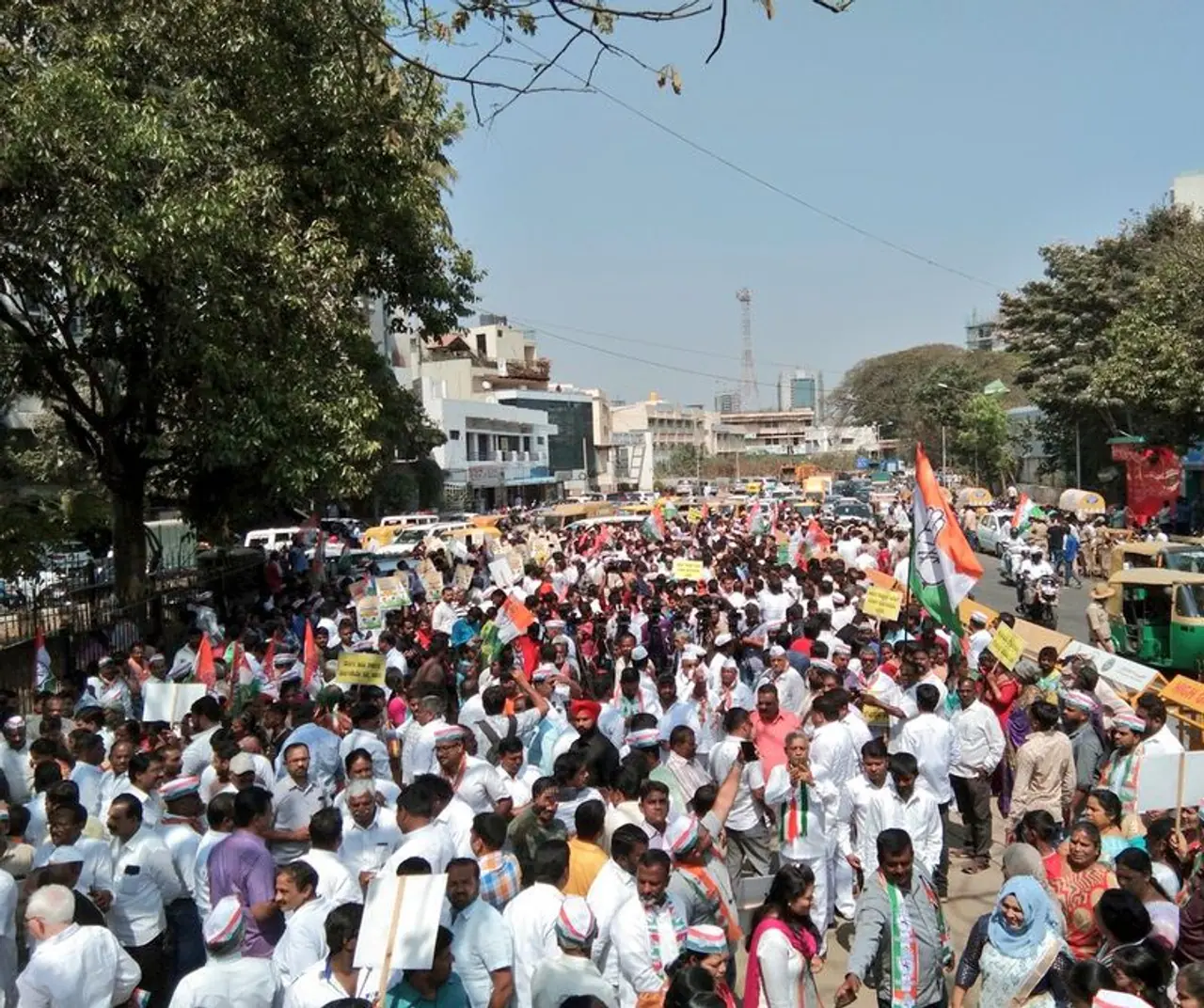 ಸರ್ಕಾರವು ದೇಶದ್ರೋಹದ ಕೇಸುಗಳನ್ನು ಹಾಕಿಸುವ ಮೂಲಕ ಪೊಲೀಸ್ ಇಲಾಖೆಯ ದುರ್ಬಳಕೆ ಮಾಡಿಕೊಳ್ಳುತ್ತಿದೆ ಎಂದು ಆರೋಪಿಸಿ ಕರ್ನಾಟಕ ಕಾಂಗ್ರೆಸ್ ಪ್ರತಿಭಟನೆ ಮಾಡಿತು.