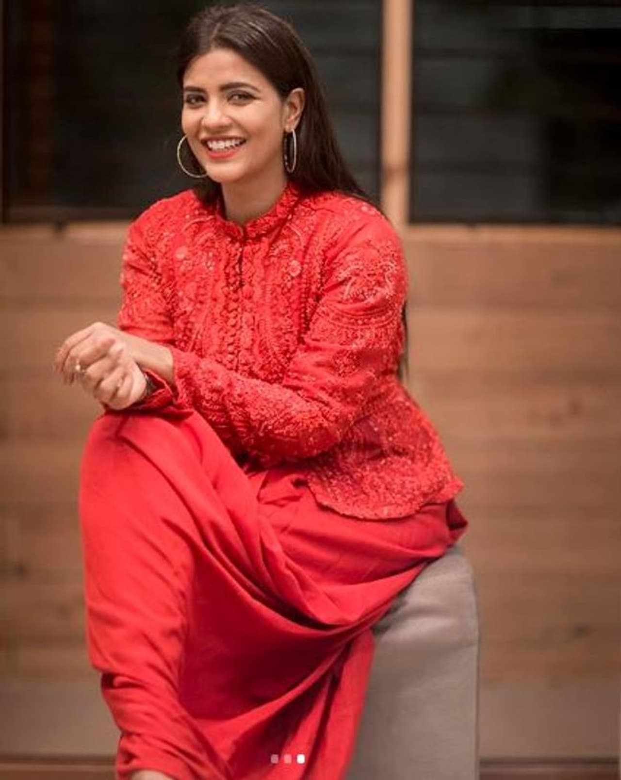 <p><strong>ಕೆಂಪು ಬಣ್ಣದ ಬಳಕೆ: </strong><br />ಉದ್ಯೋಗಕ್ಕಾಗಿ ಸಂದರ್ಶನಕ್ಕೆ ಹೋಗುತ್ತಿರುವಿರಾದರೆ ಜೇಬಿನಲ್ಲಿ ಕೆಂಪು ಬಣ್ಣದ ಕರವಸ್ತ್ರ ಅಥವಾ ಬಟ್ಟೆ ಇಟ್ಟುಕೊಳ್ಳಿ. ಅಥವಾ ಕೆಂಪು ಬಣ್ಣದ ಶರ್ಟ್ ಧರಿಸಿ. ನೀವು ಎಷ್ಟು ಕೆಂಪು ಬಣ್ಣದ ಉಪಯೋಗ ಮಾಡುತ್ತೀರೋ, ಅಷ್ಟೇ ಬೇಗ ನಿಮಗೆ ಕೆಲಸ ಸಿಗುತ್ತದೆ ಎನ್ನುತ್ತದೆ ವಾಸ್ತು. </p> <p><strong>ಕೆಂಪು ಬಣ್ಣದ ಬಳಕೆ: </strong><br />ಉದ್ಯೋಗಕ್ಕಾಗಿ ಸಂದರ್ಶನಕ್ಕೆ ಹೋಗುತ್ತಿರುವಿರಾದರೆ ಜೇಬಿನಲ್ಲಿ ಕೆಂಪು ಬಣ್ಣದ ಕರವಸ್ತ್ರ ಅಥವಾ ಬಟ್ಟೆ ಇಟ್ಟುಕೊಳ್ಳಿ. ಅಥವಾ ಕೆಂಪು ಬಣ್ಣದ ಶರ್ಟ್ ಧರಿಸಿ. ನೀವು ಎಷ್ಟು ಕೆಂಪು ಬಣ್ಣದ ಉಪಯೋಗ ಮಾಡುತ್ತೀರೋ, ಅಷ್ಟೇ ಬೇಗ ನಿಮಗೆ ಕೆಲಸ ಸಿಗುತ್ತದೆ ಎನ್ನುತ್ತದೆ ವಾಸ್ತು. </p>