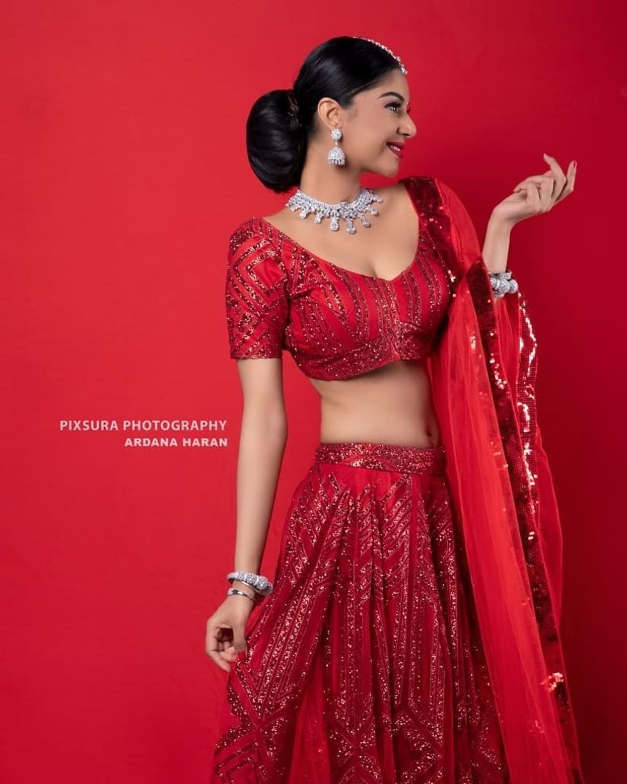 டைட் ஜாக்கெட்... இடுப்பு தெரிய ஹாட் போஸ்... டைட் ஜாக்கெட்... இடுப்பு தெரிய ஹாட் போஸ்...