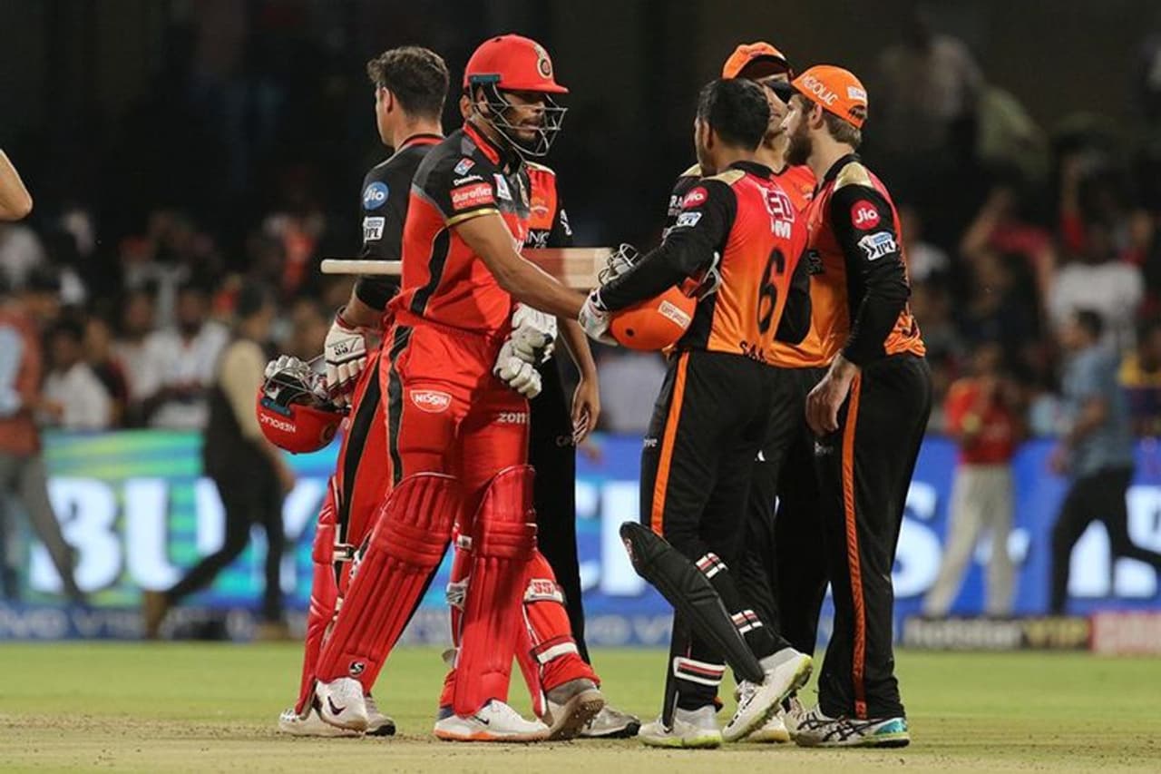 <p>ಮಹತ್ವದ ಬದಲಾವಣೆಯೊಂದಿಗೆ ರಾಯಲ್ ಚಾಲೆಂಜರ್ಸ್ ಬೆಂಗಳೂರು ತಂಡ 2020ರ ಐಪಿಎಲ್ ಟೂರ್ನಿಗೆ ತಯಾರಿ ನಡೆಸುತ್ತಿದೆ. ಮೊದಲ ಪಂದ್ಯದಲ್ಲಿ RCB, ಸೈನ್ ರೈಸರ್ಸ್ ಹೈದರಾಬಾದ್ ತಂಡದ ವಿರುದ್ಧ ಹೋರಾಟ ನಡೆಸಲಿದೆ. ಸೆಪ್ಟೆಂಬರ್ 21ರಂದು ದುಬೈನಲ್ಲಿ ಈ ಪಂದ್ಯ ನಡೆಯಲಿದೆ. ಭಾರತೀಯ ಕಾಲಮಾನದ ಪ್ರಕಾರ ಸಂಜೆ 7.30ಕ್ಕೆ ಪಂದ್ಯ ಆರಂಭಗೊಳ್ಳಲಿದೆ.</p>