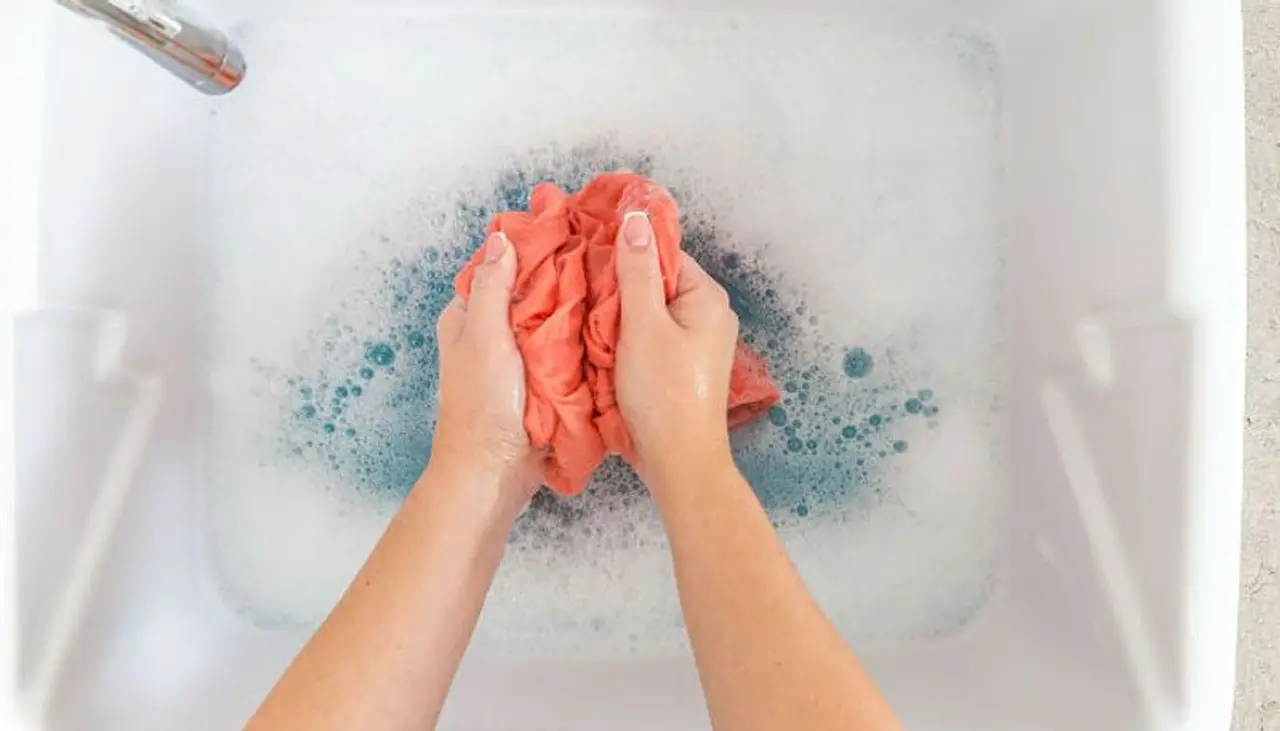 <p>ಅಷ್ಟಕ್ಕೂ ಹೊಸ ಬಟ್ಟೆ ತಂದ ತಕ್ಷಣ ವಾಷ್ ಮಾಡಬೇಕು ಎಂದು ಯಾಕೆ ಹೇಳುತ್ತೇವೆ ಅನ್ನೊದಕ್ಕೆ ಹಲವು ಕಾರಣಗಳಿವೆ. ಮುಂದಿನ ಬಾರಿ ಹೊಸ ಬಟ್ಟೆಗಳನ್ನು ಖರೀದಿಸಿದಾಗ, ತಕ್ಷಣ ಅವುಗಳನ್ನು ಒಗೆಯಲು ಹಾಕಿ. ಆಕೆ ಅನ್ನೋ ಮಾಹಿತಿ ಇಲ್ಲಿದೆ... </p> <p>ಅಷ್ಟಕ್ಕೂ ಹೊಸ ಬಟ್ಟೆ ತಂದ ತಕ್ಷಣ ವಾಷ್ ಮಾಡಬೇಕು ಎಂದು ಯಾಕೆ ಹೇಳುತ್ತೇವೆ ಅನ್ನೊದಕ್ಕೆ ಹಲವು ಕಾರಣಗಳಿವೆ. ಮುಂದಿನ ಬಾರಿ ಹೊಸ ಬಟ್ಟೆಗಳನ್ನು ಖರೀದಿಸಿದಾಗ, ತಕ್ಷಣ ಅವುಗಳನ್ನು ಒಗೆಯಲು ಹಾಕಿ. ಆಕೆ ಅನ್ನೋ ಮಾಹಿತಿ ಇಲ್ಲಿದೆ... </p>