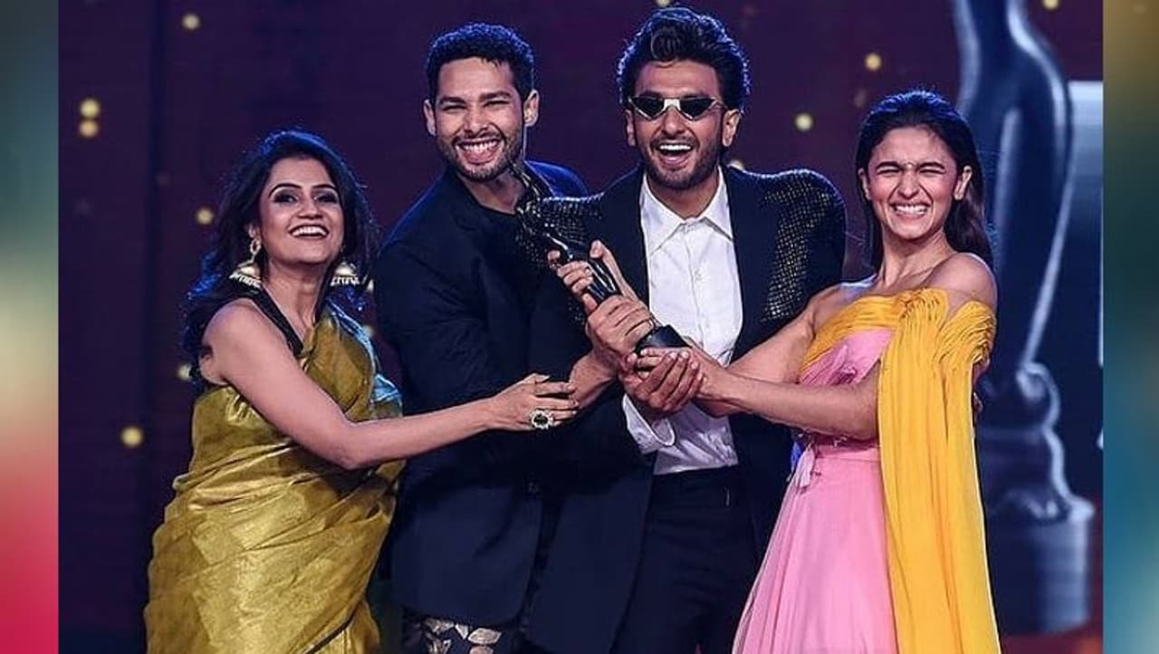 The 65th Filmfare Awards just got over and fans are already furious about it. Gully Boy bagged most of the awards such as best actor, best actress, best supporting actor, best film, best director, best actor in a supporting role female, best music album and best lyrics. Since most of the awards were given to Gully Boy, audience feel that other movies were not acknowledged. The 65th Filmfare Awards just got over and fans are already furious about it. Gully Boy bagged most of the awards such as best actor, best actress, best supporting actor, best film, best director, best actor in a supporting role female, best music album and best lyrics. Since most of the awards were given to Gully Boy, audience feel that other movies were not acknowledged.