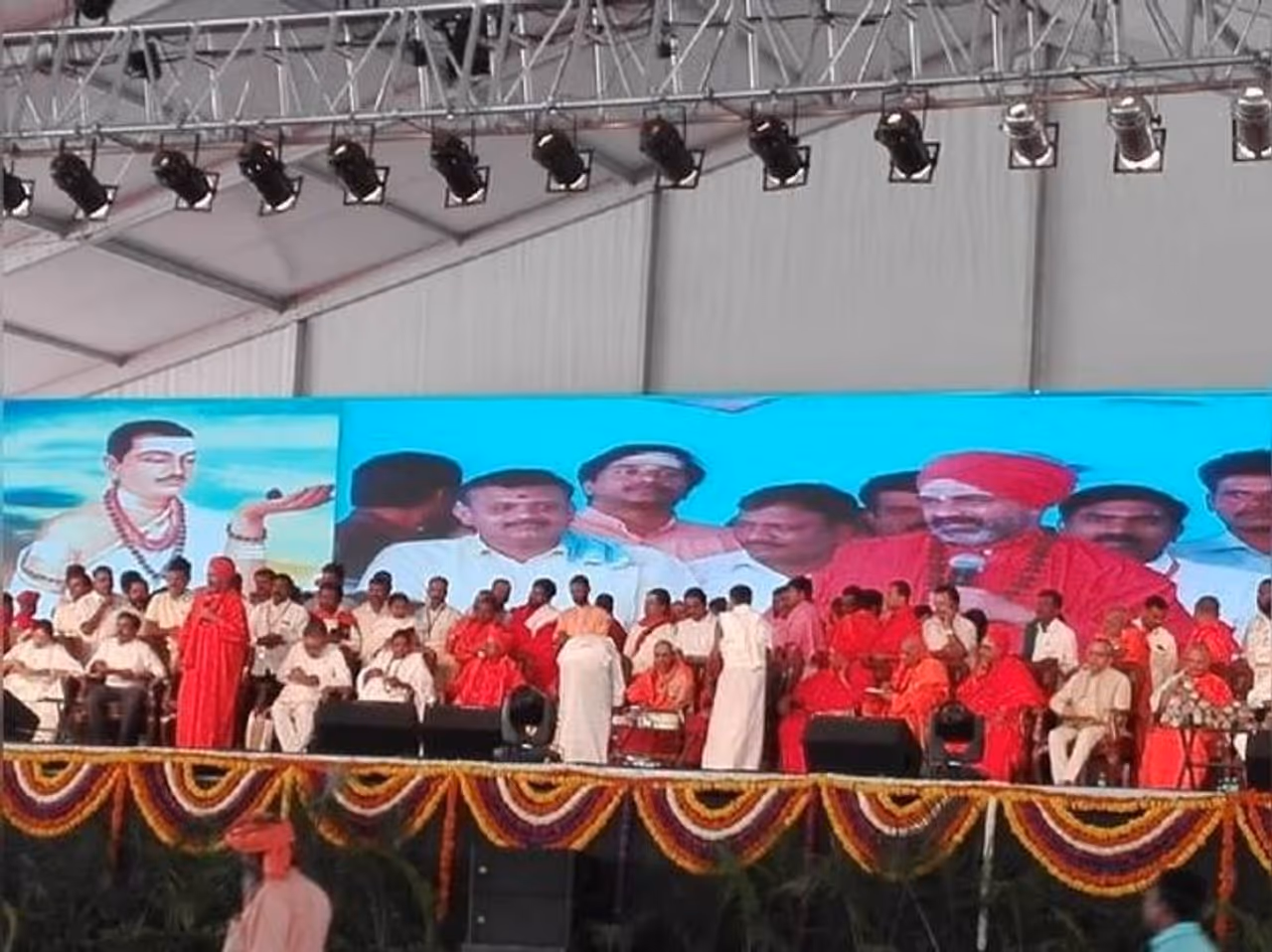 ಬೆಂಗಳೂರಿನ ಬೆಂಗಳೂರಿನ ನಂದಿ ಗೌಂಡ್ಸ್ ನಲ್ಲಿ (ತುಮಕೂರು ರಸ್ತೆ, ನೈಸ್ ರೋಡ ಪಕ್ಕ) ಇಂದು (ಭಾನುವಾರ) ಸರ್ವ ಶರಣರ ಸಮ್ಮೇಳನ ಹಾಗೂ ಅಸಂಖ್ಯ ಪ್ರಮಥರ ಗಣಮೇಳ ನಡೆಯಿತು. ಬೆಂಗಳೂರಿನ ಬೆಂಗಳೂರಿನ ನಂದಿ ಗೌಂಡ್ಸ್ ನಲ್ಲಿ (ತುಮಕೂರು ರಸ್ತೆ, ನೈಸ್ ರೋಡ ಪಕ್ಕ) ಇಂದು (ಭಾನುವಾರ) ಸರ್ವ ಶರಣರ ಸಮ್ಮೇಳನ ಹಾಗೂ ಅಸಂಖ್ಯ ಪ್ರಮಥರ ಗಣಮೇಳ ನಡೆಯಿತು.