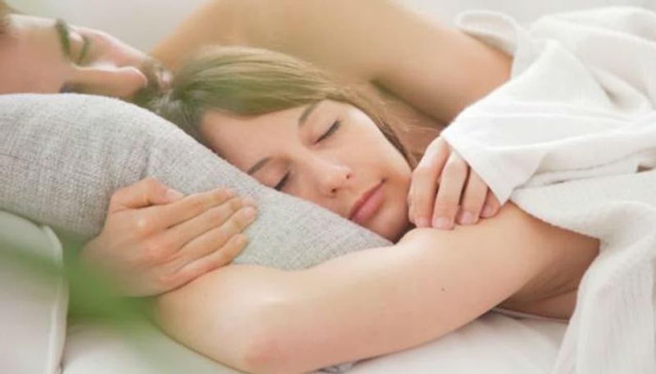 తొలిసారి శృంగారంలో పాల్గొనాలి అంటే ఎవరికైనా కాస్త కంగారుగానే ఉంటుంది. మనదేశంలో సెక్స్ గురించి చర్చించుకోవడం కూడా పెద్ద నేరంగా పరిగణిస్తుంటారు. తొలిసారి శృంగారంలో పాల్గొనాలి అంటే ఎవరికైనా కాస్త కంగారుగానే ఉంటుంది. మనదేశంలో సెక్స్ గురించి చర్చించుకోవడం కూడా పెద్ద నేరంగా పరిగణిస్తుంటారు.