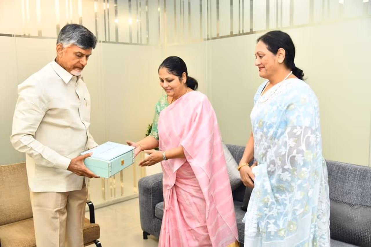 సహజనటి జయసుధ ప్రస్థానం గురించి తెలిసిందే. తెలుగు తమిళం హిందీ మలయాళ పరిశ్రమలకు సుపరిచితం. సహజనటి జయసుధ ప్రస్థానం గురించి తెలిసిందే. తెలుగు తమిళం హిందీ మలయాళ పరిశ్రమలకు సుపరిచితం.