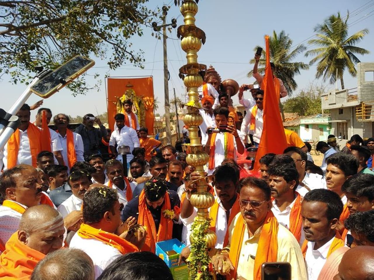 ಮೈಸೂರಿನ ಹುಣಸೂರು ಪಟ್ಟಣದಲ್ಲಿ ಹನುಮ ಜಯಂತಿ ಆಚರಣೆ ನಡೆದಿದೆ.