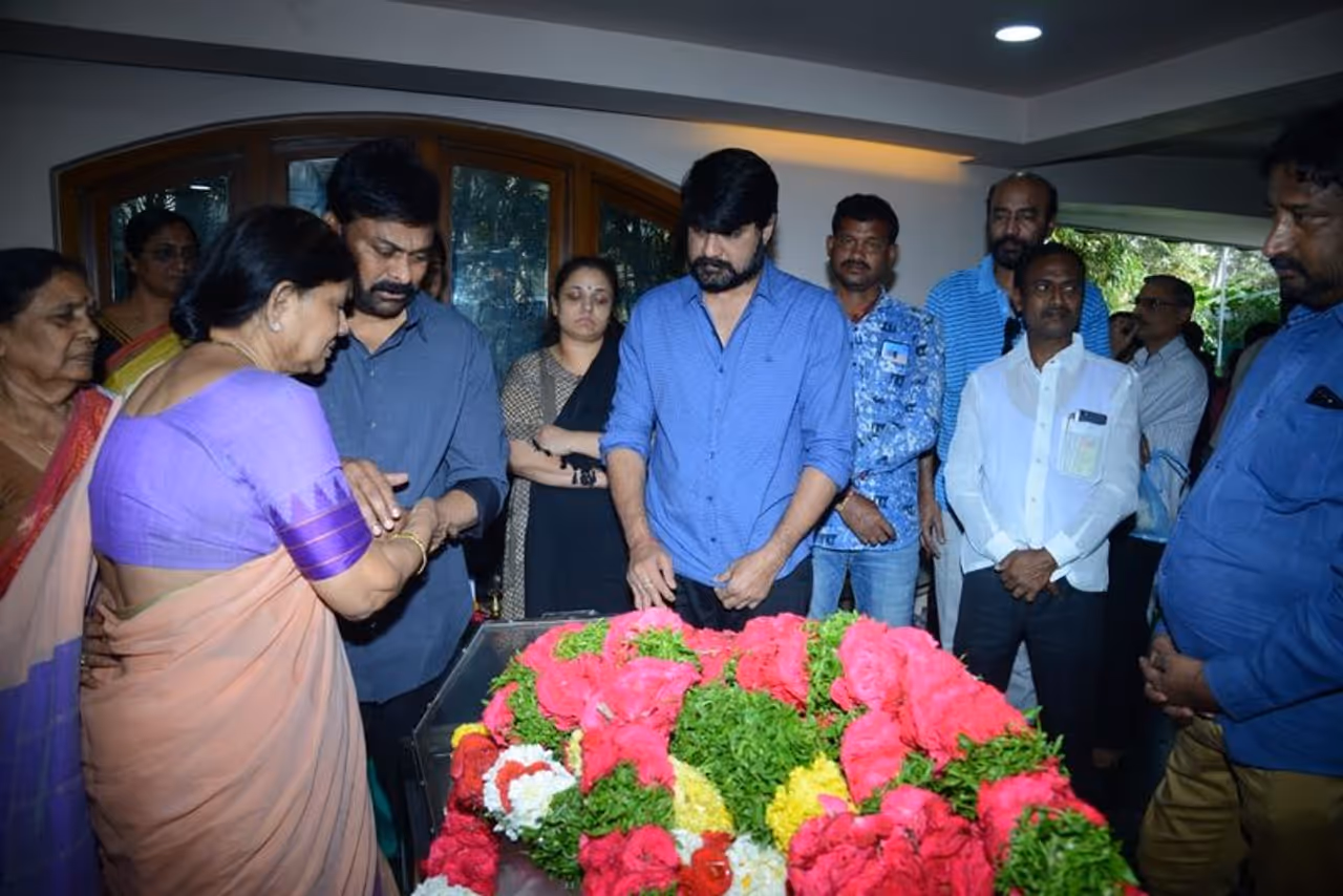 టాలీవుడ్ హీరో శ్రీకాంత్ కుటుంబంలో విషాదం చోటు చేసుకుంది. శ్రీకాంత్ తండ్రి పరమేశ్వరరావు గత అర్థరాత్రి ( ఆదివారం 11 గంటల 45 నిమిషాలకు) కన్నుమూశారు. టాలీవుడ్ హీరో శ్రీకాంత్ కుటుంబంలో విషాదం చోటు చేసుకుంది. శ్రీకాంత్ తండ్రి పరమేశ్వరరావు గత అర్థరాత్రి ( ఆదివారం 11 గంటల 45 నిమిషాలకు) కన్నుమూశారు.