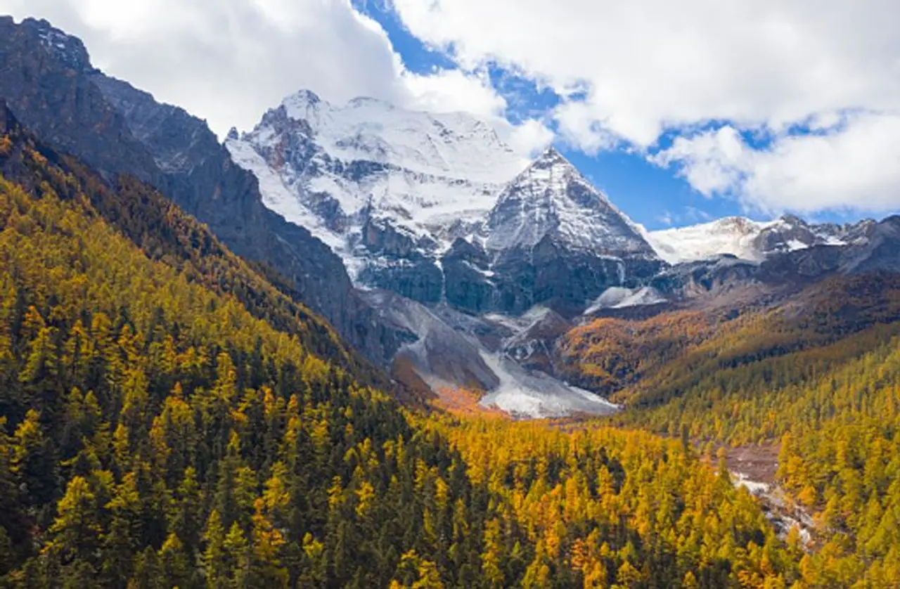 ಭಾರತ ಹಾಗೂ ಚೀನಾ ನಡುವೆ ರಹಸ್ಯಮಯ ಕಣಿವೆ ಇದೆ. ಇದು ಶಾಂಗ್ರಿಲಾ ಎಂಬ ಈ ಕಣಿವೆ ಟಿಬೆಟ್ ಹಾಗೂ ಅರುಣಾಚಲ ಪ್ರದೇಶದ ನಡುವಿದೆ. ಹಲವಾರು ಮಂದಿ ಈ ರಹಸ್ಯಮಯ ಕಣಿವೆ ಕುರಿತು ತಮ್ಮ ಪುಸ್ತಕಗಳಲ್ಲಿ ಬರೆದುಕೊಂಡಿದ್ದಾರೆ. ತಂತ್ರ ಮಂತ್ರದ ವಿಚಾರ ಬರುವಾಗ ವಿಶೇಷವಾಗಿ ಈ ಕಣಿವೆ ಕುರಿತು ಉಲ್ಲೇಖಿಸಲಾಗುತ್ತದೆ.(ಸಾಂದರ್ಭಿಕ ಚಿತ್ರ)