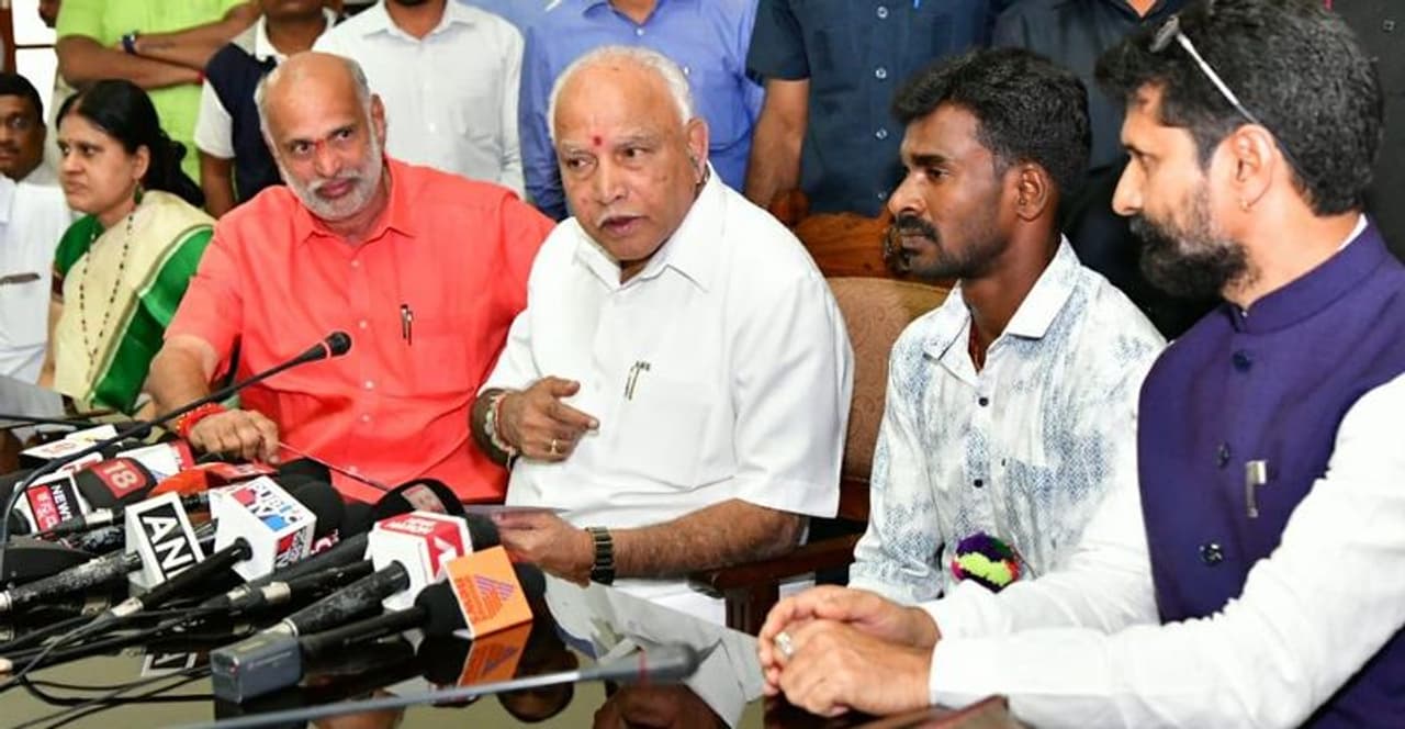 ಕಂಬಳದಲ್ಲಿ ದಾಖಲೆಯ ಓಟದ ಮೂಲಕವೇ ರಾಷ್ಟ್ರಮಟ್ಟದಲ್ಲಿ ಹೆಸರಾದ ಶ್ರೀನಿವಾಸ್ ಗೌಡ ಅವರನ್ನು ಖುದ್ದು ಸಿಎಂ ಬಿಎಸ್ ಯಡಿಯೂರಪ್ಪ ವಿಧಾನಸೌಧಕ್ಕೆ ಕರೆಯಿಸಿಕೊಂಡು ಬೆನ್ನುತಟ್ಟಿದರು. ಕಂಬಳದಲ್ಲಿ ದಾಖಲೆಯ ಓಟದ ಮೂಲಕವೇ ರಾಷ್ಟ್ರಮಟ್ಟದಲ್ಲಿ ಹೆಸರಾದ ಶ್ರೀನಿವಾಸ್ ಗೌಡ ಅವರನ್ನು ಖುದ್ದು ಸಿಎಂ ಬಿಎಸ್ ಯಡಿಯೂರಪ್ಪ ವಿಧಾನಸೌಧಕ್ಕೆ ಕರೆಯಿಸಿಕೊಂಡು ಬೆನ್ನುತಟ್ಟಿದರು.