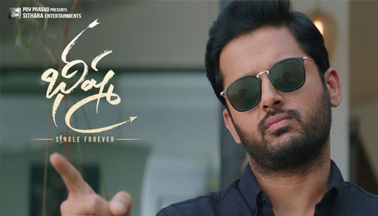 కథేంటి.. : భీష్మ ఆర్గానిక్స్ కంపెనీ యజమాని భీష్మ( అనంత్ నాగ్) స్వయం శక్తితో పైకి వచ్చినవాడు. తన కంపెనీతో వ్యవసాయ రంగానికి సాయిం చేస్తున్నవాడు. ఆయన ఆజన్మ బ్రహ్మచారి. దాంతో...వారసులు లేని ఆయన.... తను రిటైర్ అయితే...తన కంపెనీని నిలబెట్టే వారసుడు కోసం సెర్చింగ్ లో ఉంటాడు. తనలాగే కష్టపడే తత్వం ఉండే వాడు తన కంపెనీకి వారసుడు అయితే బాగుంటుందని ఆయన భావన. మరో ప్రక్క ఈయన పేరు గల అల్లరి కుర్రాడు భీష్మ (నితిన్). జీవితంలో ఏ విధమైన లక్ష్యం లేకుండా సింగిల్ గా లైఫ్ వెళ్ల దీస్తూంటాడు. అయితే అతని జీవితం...చిత్ర (రష్మిక)తో ప్రేమలో పడ్డాక టర్న్ తీసుకుంటుంది. ఆమె భీష్మ కంపెనీలో జాబ్ చేస్తూంటుంది. మనవాడి చేష్టలకు..ఆమె కూడా కొద్ది రోజులుకు జూ.భీష్మ తో ప్రేమలో పడుతుంది. అయితే ఈ విషయం ఆమె తండ్రి ఎసీపి దేవా (సంపత్)కు తెలుస్తుంది. దాంతో ఆయన నా కూతురునే లైన్లో పెట్టాలని చూస్తావా అని సీరియస్ అవుతాడు.