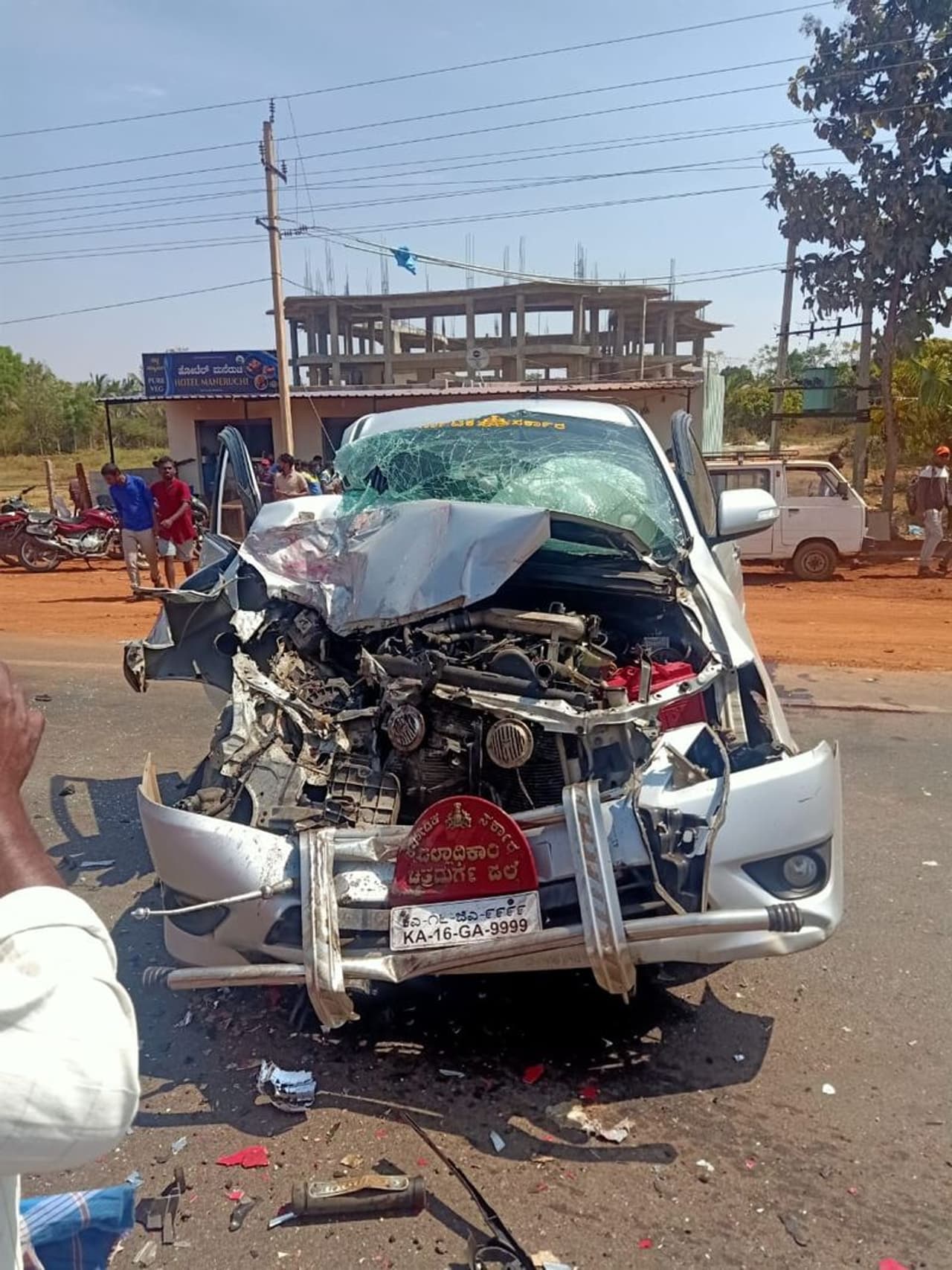 ಶಿವಗಂಗಾ ಗ್ರಾಮದ ಬಳಿ ಚಿತ್ರದುರ್ಗ ಡಿಸಿ ಕಾರಿಗೆ ಬಸ್ ಡಿಕ್ಕಿಯಾಗಿದೆ. ಶಿವಗಂಗಾ ಗ್ರಾಮದ ಬಳಿ ಚಿತ್ರದುರ್ಗ ಡಿಸಿ ಕಾರಿಗೆ ಬಸ್ ಡಿಕ್ಕಿಯಾಗಿದೆ.