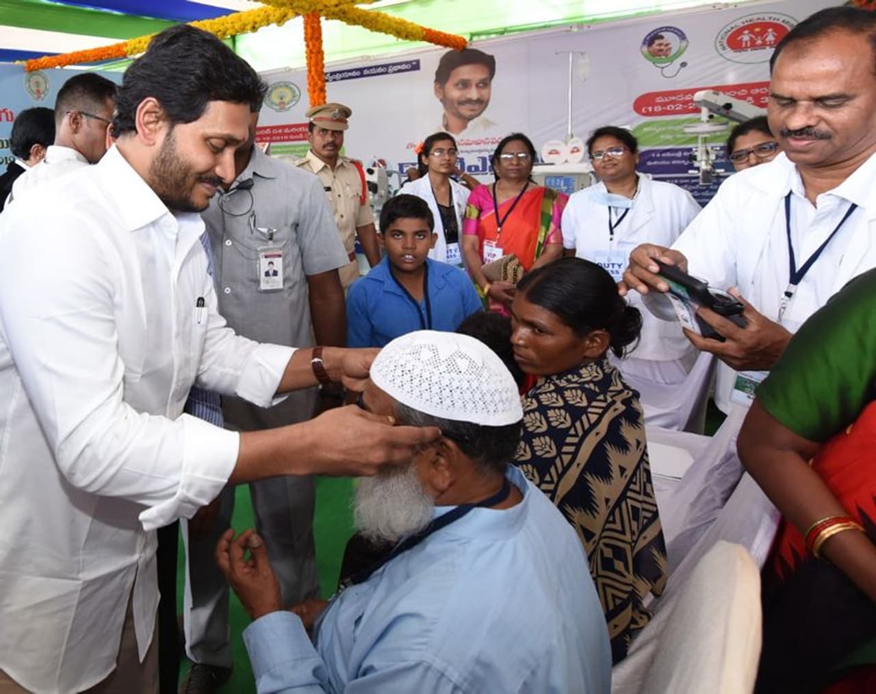 వృద్దుడికి కళ్లద్దాలు పంపిణీ చేస్తున్న ముఖ్యమంత్రి జగన్ వృద్దుడికి కళ్లద్దాలు పంపిణీ చేస్తున్న ముఖ్యమంత్రి జగన్