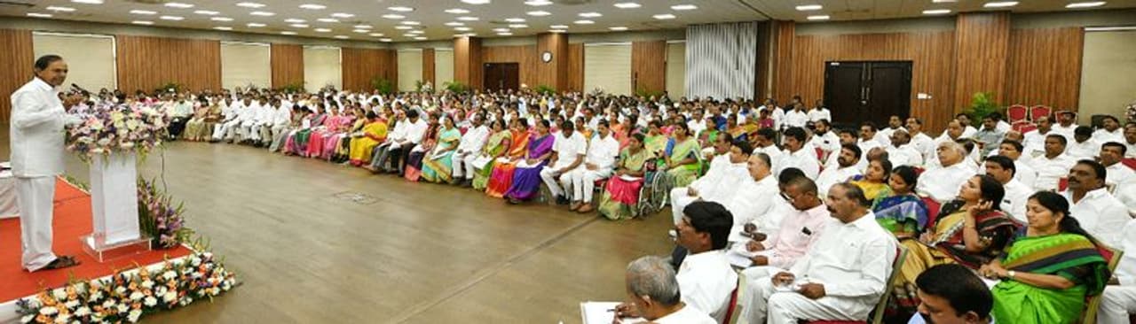 మున్సిపల్ పాలకవర్గ సభ్యులు, కలెక్టర్ల సమావేశంలో ప్రసంగిస్తున్న సీఎం కేసీఆర్ మున్సిపల్ పాలకవర్గ సభ్యులు, కలెక్టర్ల సమావేశంలో ప్రసంగిస్తున్న సీఎం కేసీఆర్