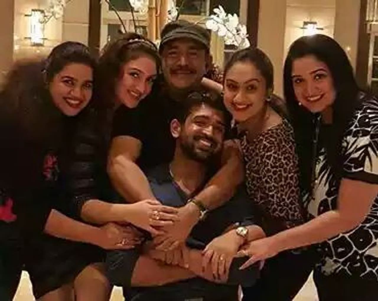 <p>தமிழ் சினிமாவில் மிகப்பெரிய பெயருக்கும் புகழுக்கும் சொந்தக்காரர்கள் விஜயகுமார் மஞ்சுளா ஜோடி. இவர்களுடைய மொத்த குடும்பமும் கலைக்குடும்பம் தான்.&nbsp;</p>