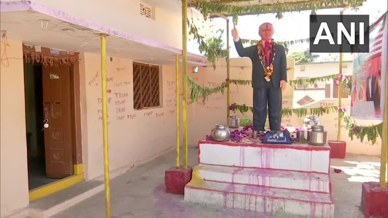 <p>നാല് കൊല്ലം മുന്പ് സ്വപ്നത്തില് ട്രംപ് പ്രത്യക്ഷപ്പെട്ടു എന്ന് പറഞ്ഞാണ് ബുസാ കൃഷ്ണയുടെ ട്രംപ് ആരാധന ആരംഭിക്കുന്നത്.</p> <p>നാല് കൊല്ലം മുന്പ് സ്വപ്നത്തില് ട്രംപ് പ്രത്യക്ഷപ്പെട്ടു എന്ന് പറഞ്ഞാണ് ബുസാ കൃഷ്ണയുടെ ട്രംപ് ആരാധന ആരംഭിക്കുന്നത്.</p>