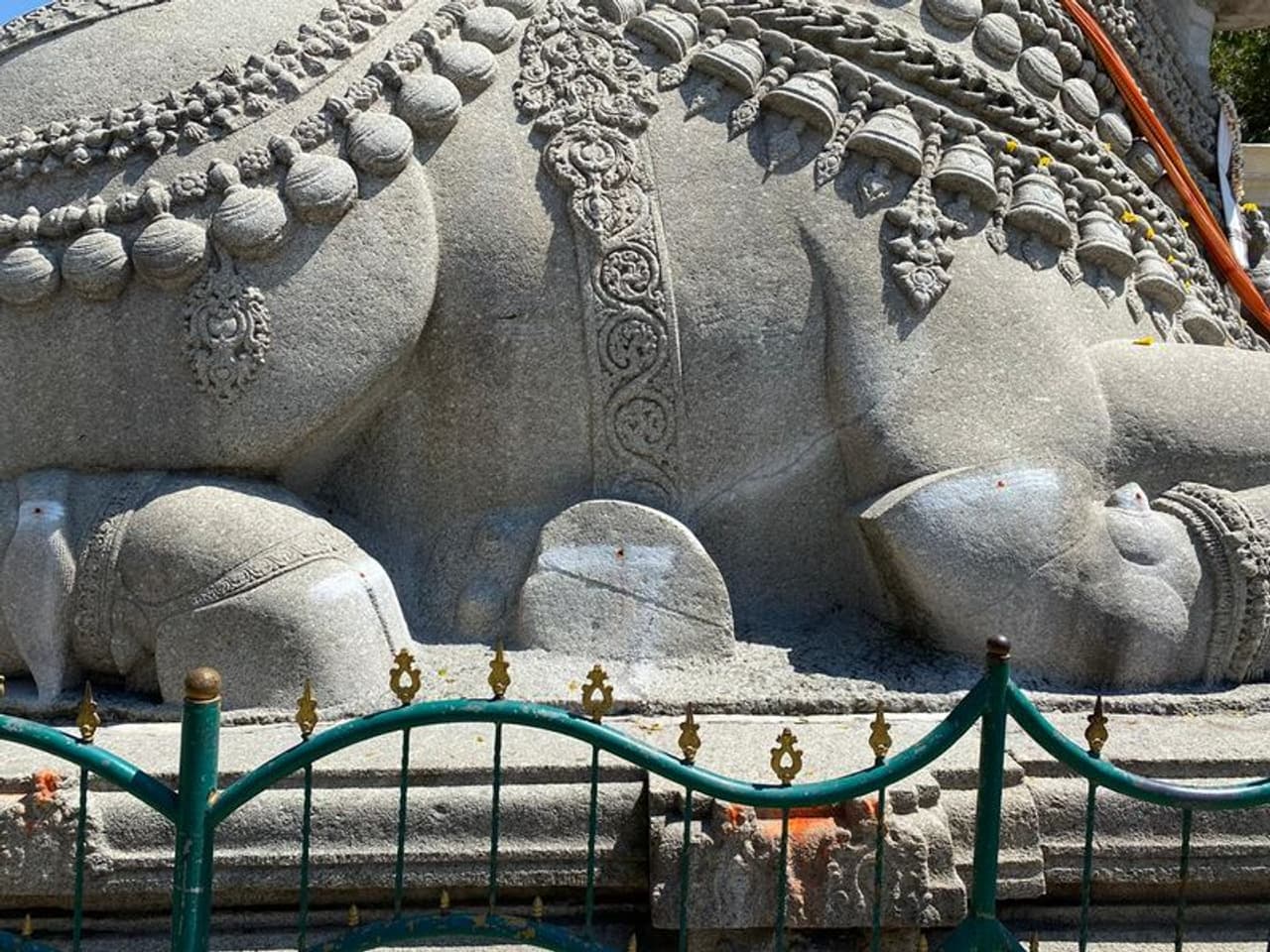 ಮೈಸೂರಿನ ಚಾಮುಂಡಿ ಬೆಟ್ಟದ ಪ್ರಸಿದ್ಧ ನಂದಿ ವಿಗ್ರಹದಲ್ಲಿ ಬಿರುಕು ಕಾಣಿಸಿಕೊಂಡಿದೆ.