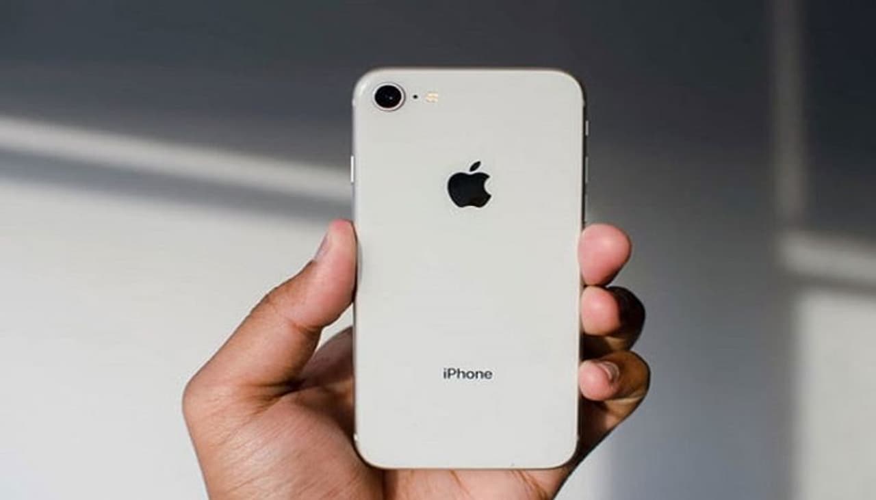 <p>മെയ് 20 ബുധനാഴ്ച ഉച്ചയ്ക്ക് 12 മണി മുതല് ഐഫോണ് എസ്ഇ 2020 വില്പ്പനയ്ക്കെത്തുമെന്ന് ഫ്ലിപ്കാര്ട്ടിന്റെ ലിസ്റ്റിംഗ് പരാമര്ശിക്കുന്നു. ഐഫോണ് എസ്ഇ 2020 ഇന്ത്യയില് 42,500 രൂപയില് ആരംഭിക്കുമെങ്കിലും പ്രതീക്ഷിച്ചതു പോലെ ലോഞ്ച് ഓഫറുകളും ഉണ്ടാകും. ഐഫോണ് എസ്ഇ 2020 വാങ്ങുന്ന ഉപഭോക്താക്കള്ക്ക് എച്ച്ഡിഎഫ്സി ബാങ്ക് ഡെബിറ്റ് അല്ലെങ്കില് ക്രെഡിറ്റ് കാര്ഡ് ഉപയോഗിക്കുമ്പോള് 3,600 രൂപ ഉടനടി കിഴിവ് ലഭിക്കും. </p> <p>മെയ് 20 ബുധനാഴ്ച ഉച്ചയ്ക്ക് 12 മണി മുതല് ഐഫോണ് എസ്ഇ 2020 വില്പ്പനയ്ക്കെത്തുമെന്ന് ഫ്ലിപ്കാര്ട്ടിന്റെ ലിസ്റ്റിംഗ് പരാമര്ശിക്കുന്നു. ഐഫോണ് എസ്ഇ 2020 ഇന്ത്യയില് 42,500 രൂപയില് ആരംഭിക്കുമെങ്കിലും പ്രതീക്ഷിച്ചതു പോലെ ലോഞ്ച് ഓഫറുകളും ഉണ്ടാകും. ഐഫോണ് എസ്ഇ 2020 വാങ്ങുന്ന ഉപഭോക്താക്കള്ക്ക് എച്ച്ഡിഎഫ്സി ബാങ്ക് ഡെബിറ്റ് അല്ലെങ്കില് ക്രെഡിറ്റ് കാര്ഡ് ഉപയോഗിക്കുമ്പോള് 3,600 രൂപ ഉടനടി കിഴിവ് ലഭിക്കും. </p>