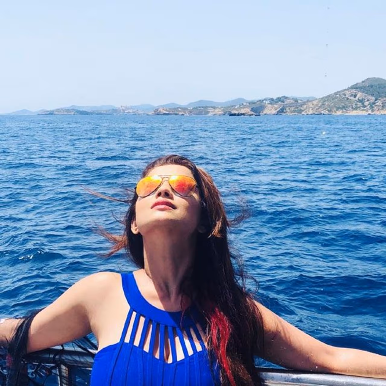 ఫ్యాన్స్ కు వాలెంటైన్స్ డే శుభాకాంక్షలు తెలుపుతూ వదిలిన ఫొటోలనుంచి తేరుకోక ముందే ఈ ట్రావెల్ ఫొటోలతో రచ్చ రచ్చ చేసింది. జీవితం చిన్నదని ప్రతిక్షణాన్ని ఆస్వాదించమని చెప్తూ ఇదిగో ఇలా తన అందాలను ఇన్స్టాలో పెట్టేస్తుంది. ఫ్యాన్స్ కు వాలెంటైన్స్ డే శుభాకాంక్షలు తెలుపుతూ వదిలిన ఫొటోలనుంచి తేరుకోక ముందే ఈ ట్రావెల్ ఫొటోలతో రచ్చ రచ్చ చేసింది. జీవితం చిన్నదని ప్రతిక్షణాన్ని ఆస్వాదించమని చెప్తూ ఇదిగో ఇలా తన అందాలను ఇన్స్టాలో పెట్టేస్తుంది.