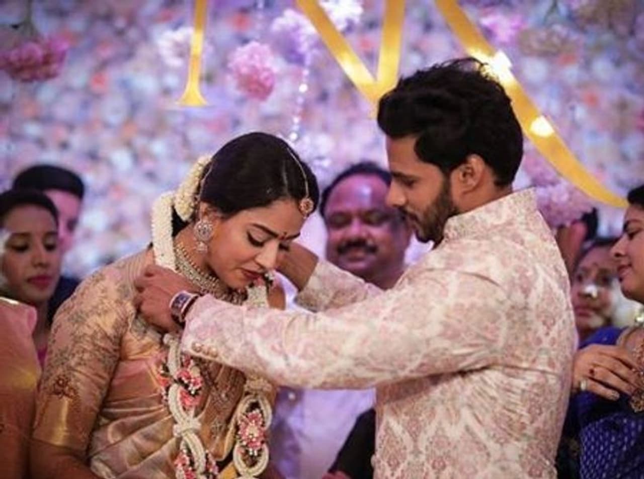 జేడీఎస్ నేత, కర్ణాటక మాజీ ముఖ్యమంత్రి హెచ్డి కుమార స్వామి కుమారుడు నిఖిల్ గౌడ వివాహం ఏప్రిల్ 17వ తేదీ అంటే మరికాసేపట్లో జరగనుంది. నిఖిల్ గౌడ హీరోగా తెరంగేట్రం చేసి ఆ తర్వాత రాజకీయాల్లోకి అడుగుపెట్టిన సంగతి తెలిసిందే. కాగా.. ఇటీవల నిఖిల్ గౌడ కి రేవతి అనే యువతితో ఈ ఏడాది ఫిబ్రవరిలో నిశ్చితార్థం జరిగింది. జేడీఎస్ నేత, కర్ణాటక మాజీ ముఖ్యమంత్రి హెచ్డి కుమార స్వామి కుమారుడు నిఖిల్ గౌడ వివాహం ఏప్రిల్ 17వ తేదీ అంటే మరికాసేపట్లో జరగనుంది. నిఖిల్ గౌడ హీరోగా తెరంగేట్రం చేసి ఆ తర్వాత రాజకీయాల్లోకి అడుగుపెట్టిన సంగతి తెలిసిందే. కాగా.. ఇటీవల నిఖిల్ గౌడ కి రేవతి అనే యువతితో ఈ ఏడాది ఫిబ్రవరిలో నిశ్చితార్థం జరిగింది.