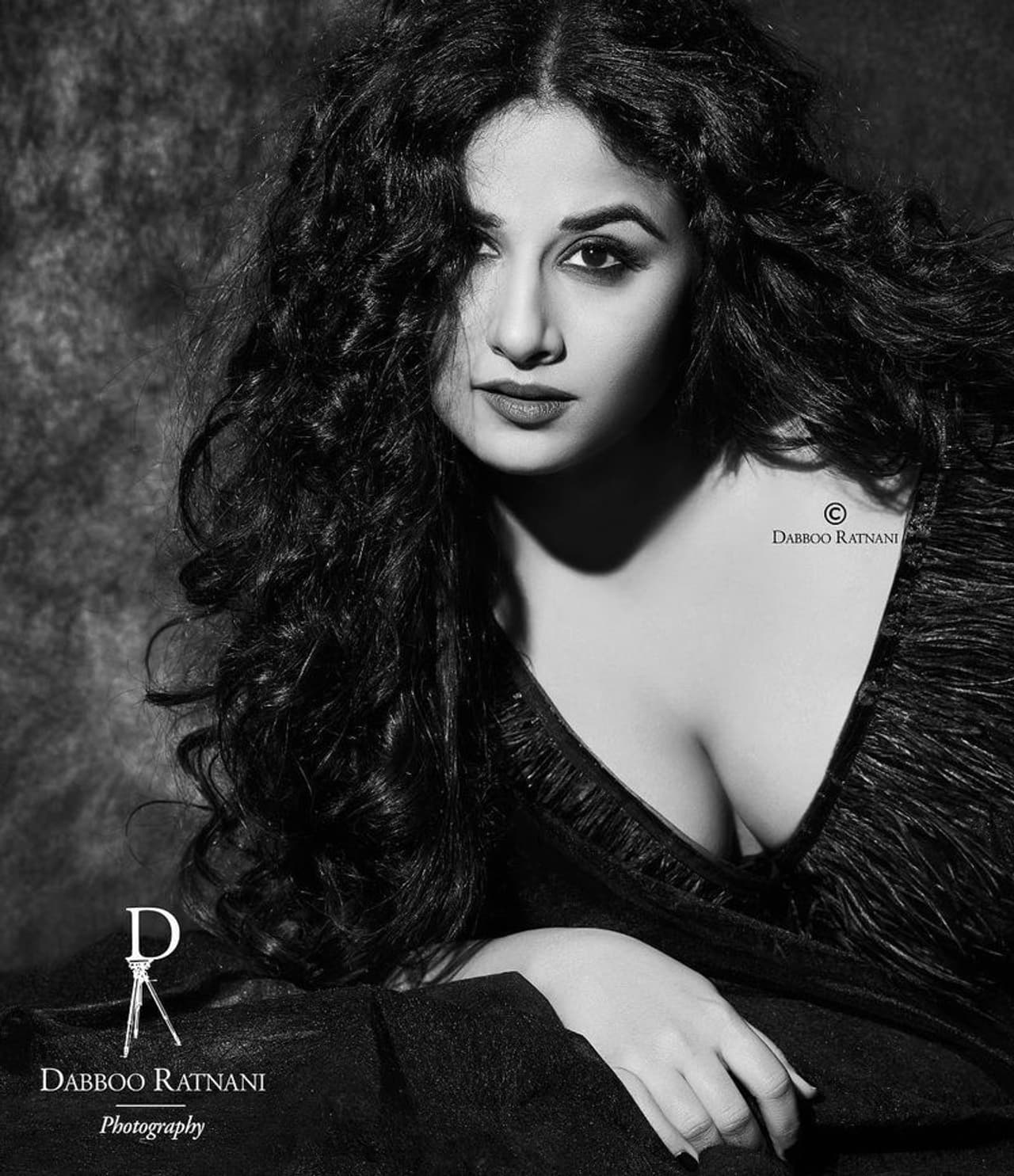 (photography by: Dabboo Ratnani) బాలీవుడ్ లో ఇప్పుడున్న సీనియర్ నటీమణుల్లో విద్యా బాలన్ ఒకరు. వయసు పెరుగుతున్న కొద్దీ అందం దాచుకునే రోజులు పోయాయి. గ్లామర్ కి వయసుతో సంబంధం లేదని అమ్మడు తన ఫొటో షూట్స్ తో చెప్పకనే చెబుతోంది.