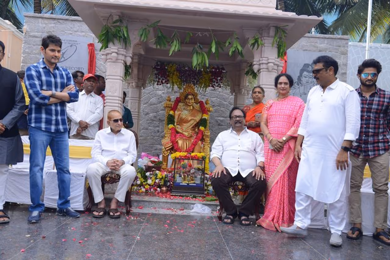 విజయ నిర్మల కాంస్య విగ్రహావిష్కరణ కార్యక్రమంలో కృష్ణ, మహేష్, కృష్ణం రాజు దంపతులు. విజయ నిర్మల కాంస్య విగ్రహావిష్కరణ కార్యక్రమంలో కృష్ణ, మహేష్, కృష్ణం రాజు దంపతులు.