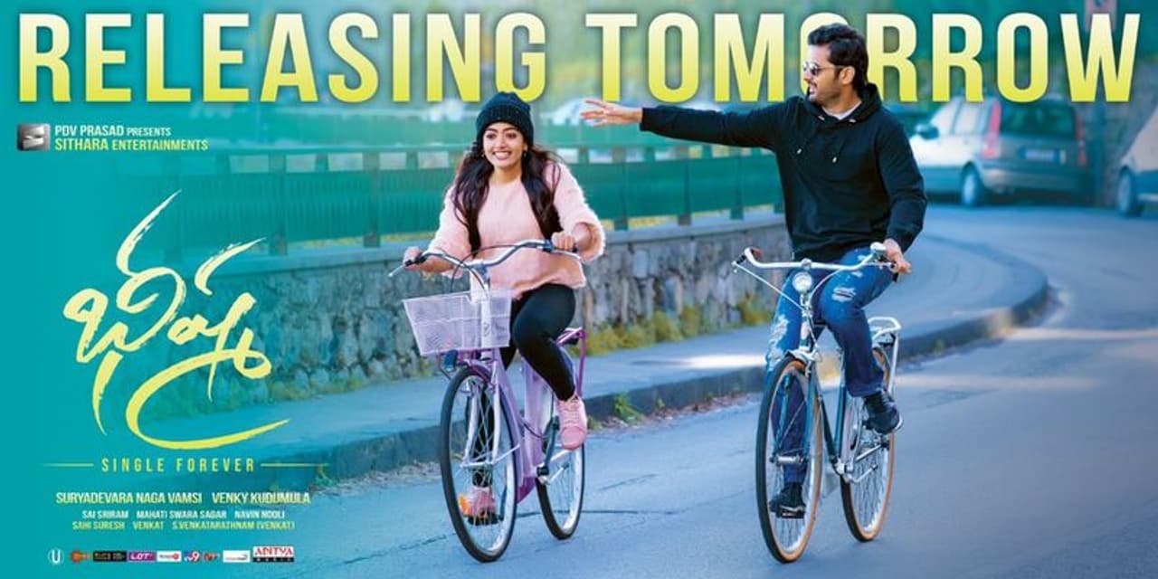 ఈ చిత్రంలో నితిన్ పేరు భీష్మ. అతను మీమ్స్ తయారు చేస్తూంటాడు. దానికి తగినట్లే హీరో పాత్ర కూడా ఫన్నీగా సాగుతుంది. చివరకు విలన్ కు వార్నింగ్ ఇచ్చినా అదే పద్దతిలో ఫన్ గా మీమ్ చేసినట్లు గా మాట్లాడతాడు. ఈ క్యారక్టరైజేషన్ ఉండే హీరో ప్రేమ కోసం ఓ పెద్ద సమస్యలో పడతాడు. ఓ రోజు అనుకోని పరిస్దితుల్లో పరిచయమైన రష్మికతో ప్రేమలో పడతాడు. ఆమె వెనక పడతాడు. అది ఆమెకు ఇష్టం ఉండదు. ఆమె ఓ పెద్ద కంపెనీలో జాబ్ చేస్తూంటుంది.