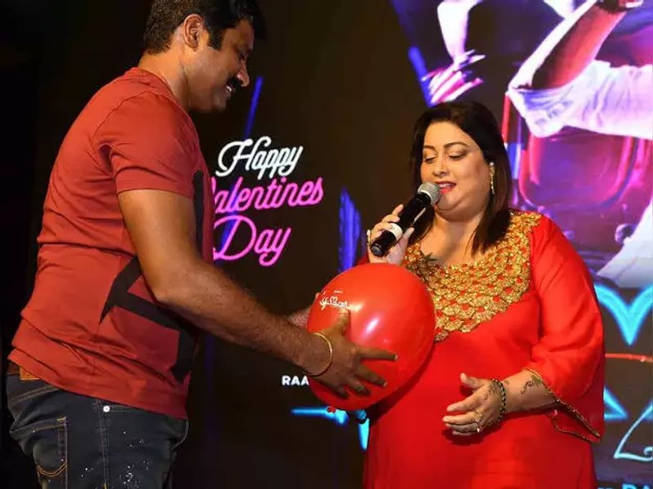 రక్షిత 'ఇడియట్' చిత్రంతో టాలీవుడ్ కు పరిచయమైంది. ఆ చిత్రం రవితేజని టాలీవుడ్ లో స్టార్ గా నిలబెట్టిన సంగతి తెలిసిందే. ఇడియట్ చిత్రంలో రక్షిత, రవితేజ పోటా పోటీగా నటించారు.