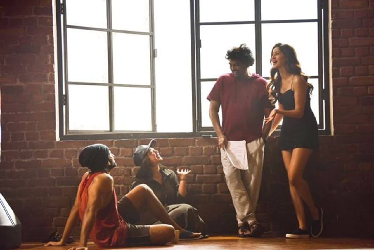 ఈ చిత్రాన్ని బాలీవుడ్‌లో ఈ సినిమాలో విజయ్ దేవరకొండ సరసన బాలీవుడ్‌లో క్రేజ్ ఉన్న హీరోయిన్‌నే తీసుకోవాలని ముందు నుంచి ఫిక్స్ అయ్యారు. ముందుగా ఈ చిత్రంలో విజయ్ దేవరకొండ సరసన జాన్వీ కపూర్‌ను అనుకున్నారు.