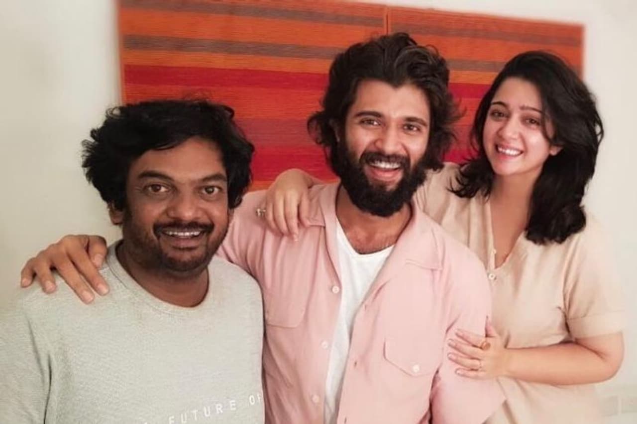 <p><br /> ‘ఫైటర్’ సినిమా ప్రధాన కథాంశం తండ్రి,కొడుకు ఎమోషన్ చుట్టూ తిరుగుతుందిట. ఎంటర్టైన్మెంట్ గా ఉంటూనే బోలుడెంత ఫన్ ఉండబోతోందిట. రెగ్యులర్ గా తండ్రి,కొడుకు మధ్య వచ్చే సమస్య కాకుండా కొత్తగా ఉంటుందంటున్నారు.</p> <p><br /> ‘ఫైటర్’ సినిమా ప్రధాన కథాంశం తండ్రి,కొడుకు ఎమోషన్ చుట్టూ తిరుగుతుందిట. ఎంటర్టైన్మెంట్ గా ఉంటూనే బోలుడెంత ఫన్ ఉండబోతోందిట. రెగ్యులర్ గా తండ్రి,కొడుకు మధ్య వచ్చే సమస్య కాకుండా కొత్తగా ఉంటుందంటున్నారు.</p>