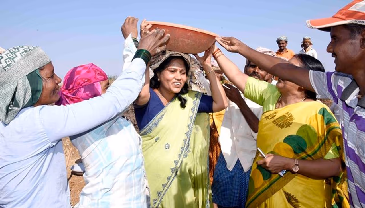 ಕಾರ್ಮಿಕರೊಂದಿಗೆ ಮಣ್ಣು ತುಂಬಿ ಟ್ರ್ಯಾಕ್ಟರ್ಗೆ ಹಾಕಿದ ಜಿಪಂ ಸಿಇಒ ಗಂಗೂಬಾಯಿ ಮಾನಕರ ಕಾರ್ಮಿಕರೊಂದಿಗೆ ಮಣ್ಣು ತುಂಬಿ ಟ್ರ್ಯಾಕ್ಟರ್ಗೆ ಹಾಕಿದ ಜಿಪಂ ಸಿಇಒ ಗಂಗೂಬಾಯಿ ಮಾನಕರ