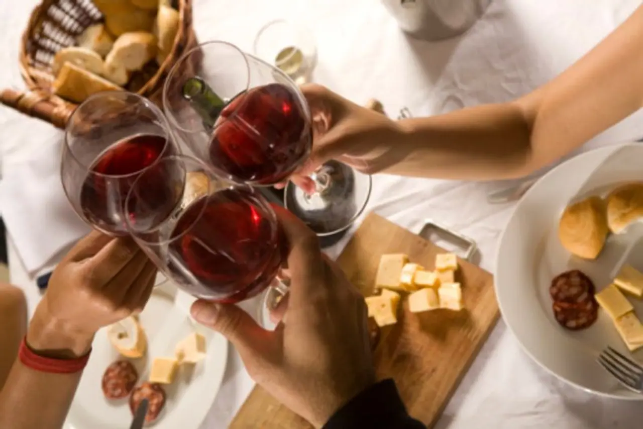 ಮೋಜಿಗೆಂದು ಆರಂಭಿಸುವ ಕುಡಿತಕ್ಕೆ ಮನುಷ್ಯ ಕ್ರಮೇಣ ದಾಸನಾಗುತ್ತಾನೆ. ಮೋಜಿಗೆಂದು ಆರಂಭಿಸುವ ಕುಡಿತಕ್ಕೆ ಮನುಷ್ಯ ಕ್ರಮೇಣ ದಾಸನಾಗುತ್ತಾನೆ.