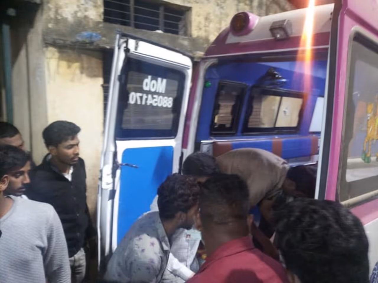 ಬಳ್ಳಾರಿ ಜಿಲ್ಲೆಯ ಮೂಲದ ಯುವಕನೊಬ್ಬ ಬೆಂಗಳೂರಿನಲ್ಲಿ ಕೆಲಸ ಮಾಡುತ್ತಿರುವ ವೇಳೆ ಕಟ್ಟಡ ಮೇಲಿಂದ ಬಿದ್ದು ಸಾವನ್ನಪ್ಪಿದ್ದಾನೆ. ಬಳ್ಳಾರಿ ಜಿಲ್ಲೆಯ ಮೂಲದ ಯುವಕನೊಬ್ಬ ಬೆಂಗಳೂರಿನಲ್ಲಿ ಕೆಲಸ ಮಾಡುತ್ತಿರುವ ವೇಳೆ ಕಟ್ಟಡ ಮೇಲಿಂದ ಬಿದ್ದು ಸಾವನ್ನಪ್ಪಿದ್ದಾನೆ.