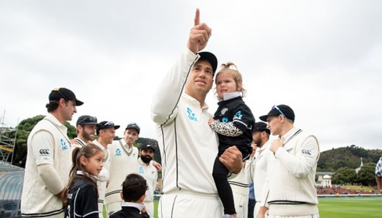 <p>‘నా దృష్టిలో వయసు కేవలం ఓ నెంబర్ మాత్రమే. నేను ఆటను ఎంజాయ్ చేసినంత కాలం, క్రికెట్‌లో కొనసాగాలని అనుకుంటున్నా. ప్రస్తుతం జట్టుకి అవసరమైన పరుగులు చేయగలుగుతున్నా, నేను పర్ఫామ్ చేయలేనప్పుడు తప్పుకోవడం గురించి ఆలోచిస్తా...</p>