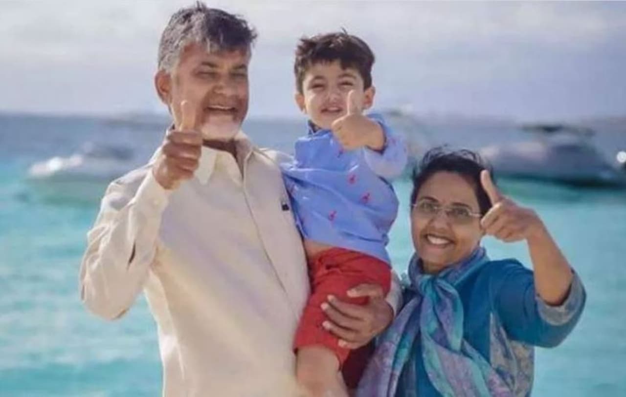 ಅಚ್ಚರಿ ಎಂದರೆ ನಾಯ್ಡು ಮತ್ತು ಅವರ ಪುತ್ರ ನಾರಾ ಲೋಕೇಶ್ಗಿಂತಲೂ ಅವರ 6 ವರ್ಷದ ಮೊಮ್ಮಗ ಶ್ರೀಮಂತ. ಅಚ್ಚರಿ ಎಂದರೆ ನಾಯ್ಡು ಮತ್ತು ಅವರ ಪುತ್ರ ನಾರಾ ಲೋಕೇಶ್ಗಿಂತಲೂ ಅವರ 6 ವರ್ಷದ ಮೊಮ್ಮಗ ಶ್ರೀಮಂತ.